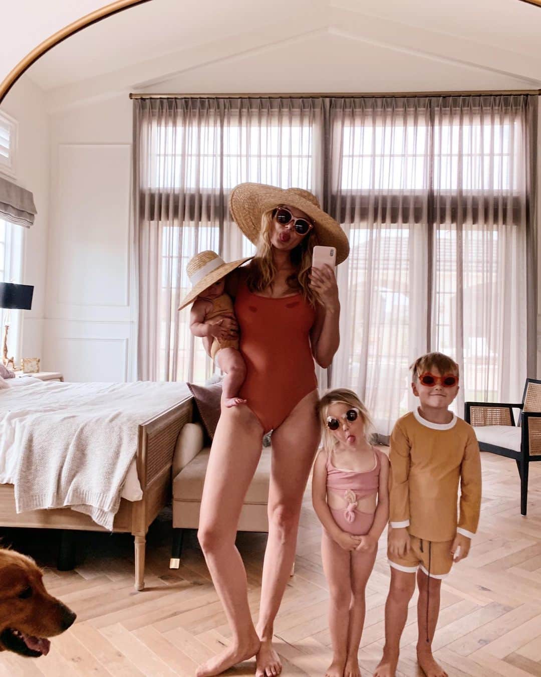 Amber Fillerup Clarkさんのインスタグラム写真 - (Amber Fillerup ClarkInstagram)「Swimming buddies 💓 and 🍼 on my suit」7月13日 7時05分 - amberfillerup
