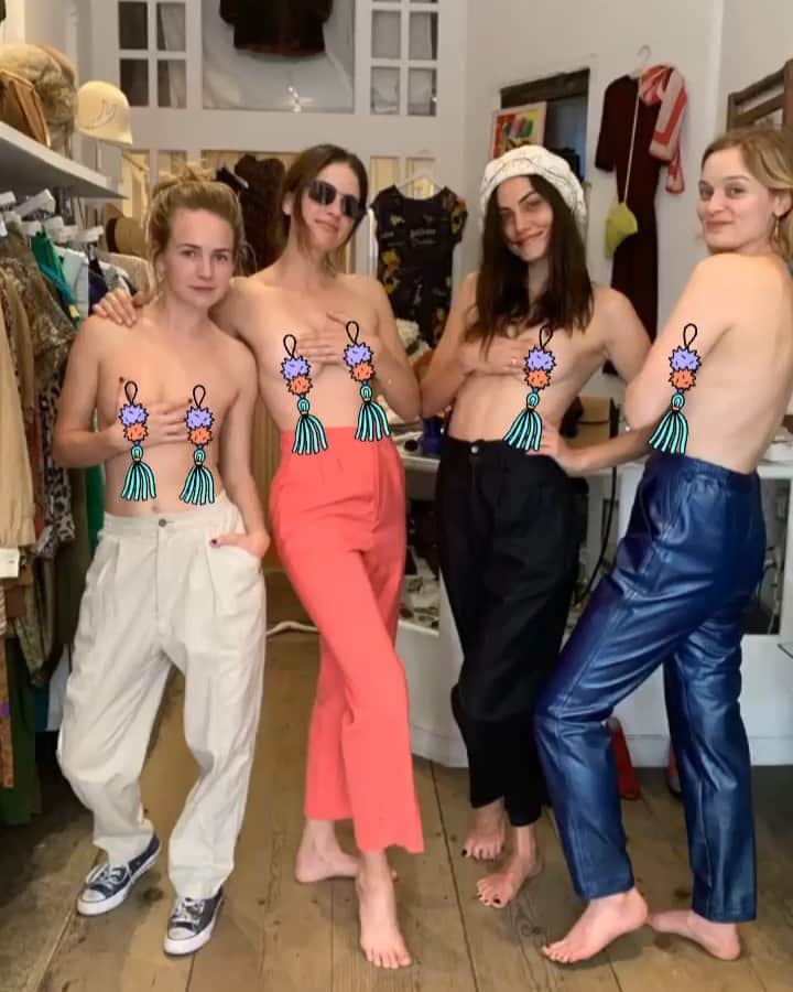 シェリー・ヘニッヒのインスタグラム：「It’s @phoebejtonkin birthday & she asked for strippers」