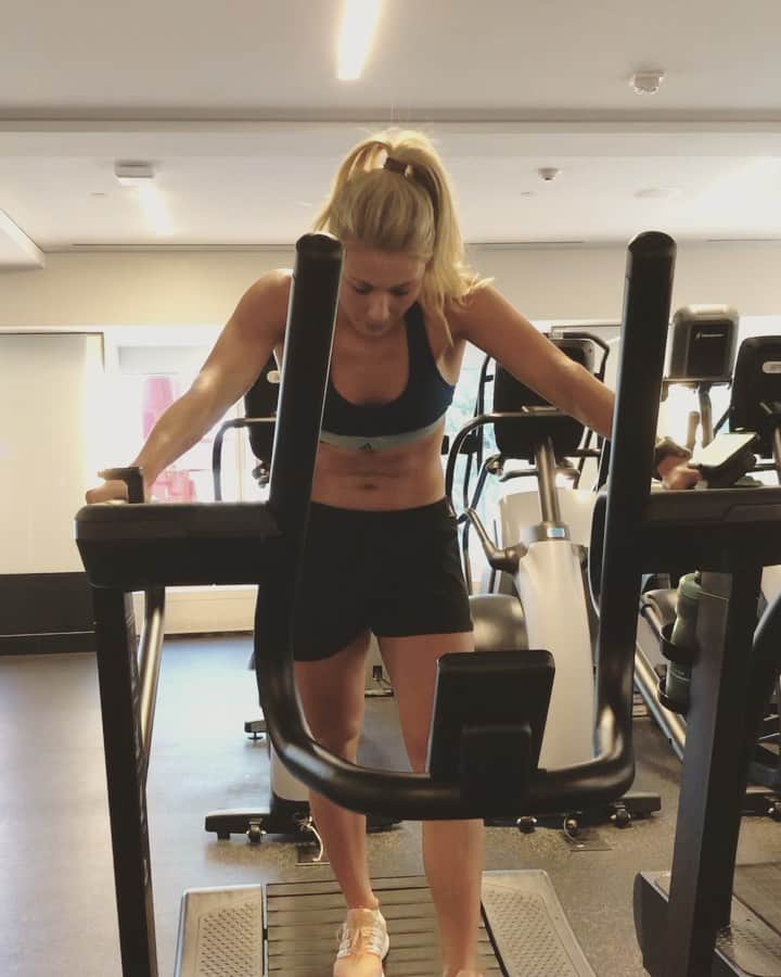 ミカエラ・シフリンのインスタグラム：「bippity boppin’ . . .  also, ouch 😅😵」