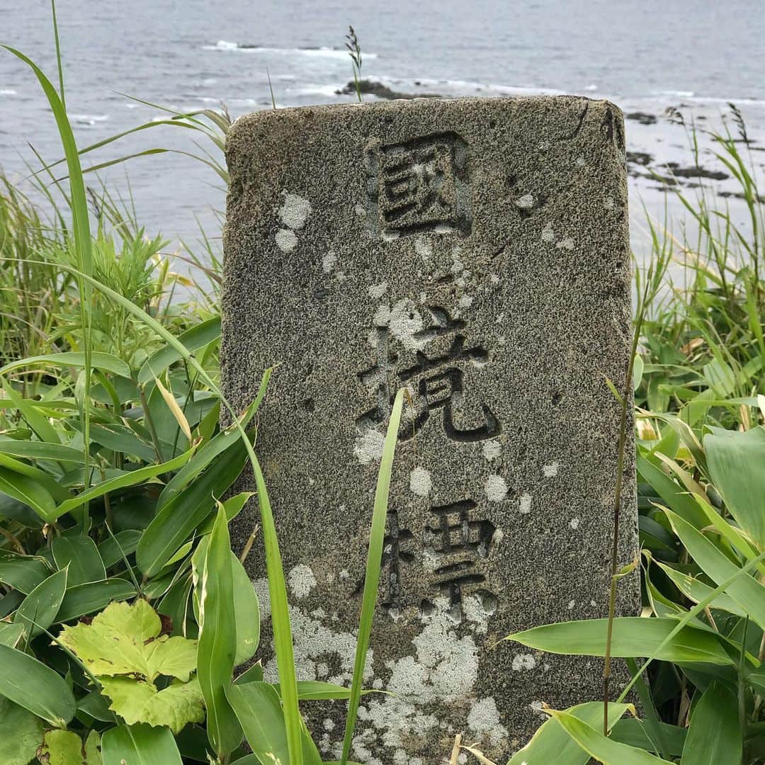 藤代冥砂さんのインスタグラム写真 - (藤代冥砂Instagram)「定住者のいない日本最長海岸、知床岬までの往復約50キロのルートを、4泊5日の行程で歩いてきた。著名なアウトドアマン高橋庄太郎さんに導かれての稀有な体験。東京、加古川、安曇野からの彼の仲間らと計5人で。 クマ(11頭！)、エゾシカ、キタキツネ(テント破られる)、オジロワシ、アザラシ(浜にうちあがりクマに食されていた)など野生動物を沢山見れたのは、このルートならではの愉しみ。^_^ とはいえ難易度は高く、海や川の渡渉、100メートル断崖の高巻き、懸垂下降、へつり、初見ルート取りなどアウトドアのさまざまな基礎技術が求められる。石の上や巨岩を越えていくベース歩行もウンザリするほど長ーく、行こうよ！と誰かを気軽には誘えないものだった。 その上でも、このルートは自分の大したことないウォーク歴で五指に入る。我こそは！という人は仲間を誘って今夏是非！ 入る前は、ルサフィールドセンターで直前情報を得るのがマスト。装備やルート崩落などの知識を得られる。稲葉さんが優しく対応してくださる。 グッドラック！  Shiretoko cape ,Hokkaido  #知床岬 #shiretokocape #capeshiretoko #トレッキング #北海道 #羅臼 #知床 #shiretoko」7月13日 7時19分 - meisafujishiro