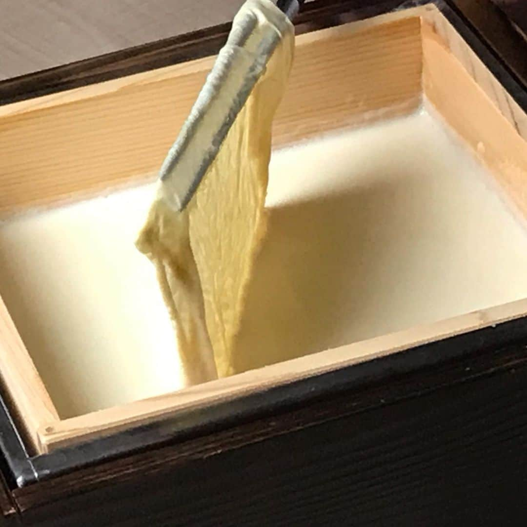 梅田 いち凛さんのインスタグラム写真 - (梅田 いち凛Instagram)「汲み上げ湯葉！ 目の前で作って食べる湯葉です。豆乳がなくなるまで食べ続けれます🤗ちょっとお時間かかりますが、味は絶品ですよ！  #いち凛 #大阪 #梅田 #osaka #うめきた #グランフロント #居酒屋 #ディナー #個室 #個室居酒屋 #さくら #和食 #春  #梅田居酒屋  #いいね #フォロー #japanesefood  #photooftheday #豆腐 #誕生日 #記念日 #大阪駅#女子会 #湯葉 #日本酒 #日本酒女子 #日本酒好き #ヘルシーご飯#湯葉」7月13日 7時12分 - wazutsumi