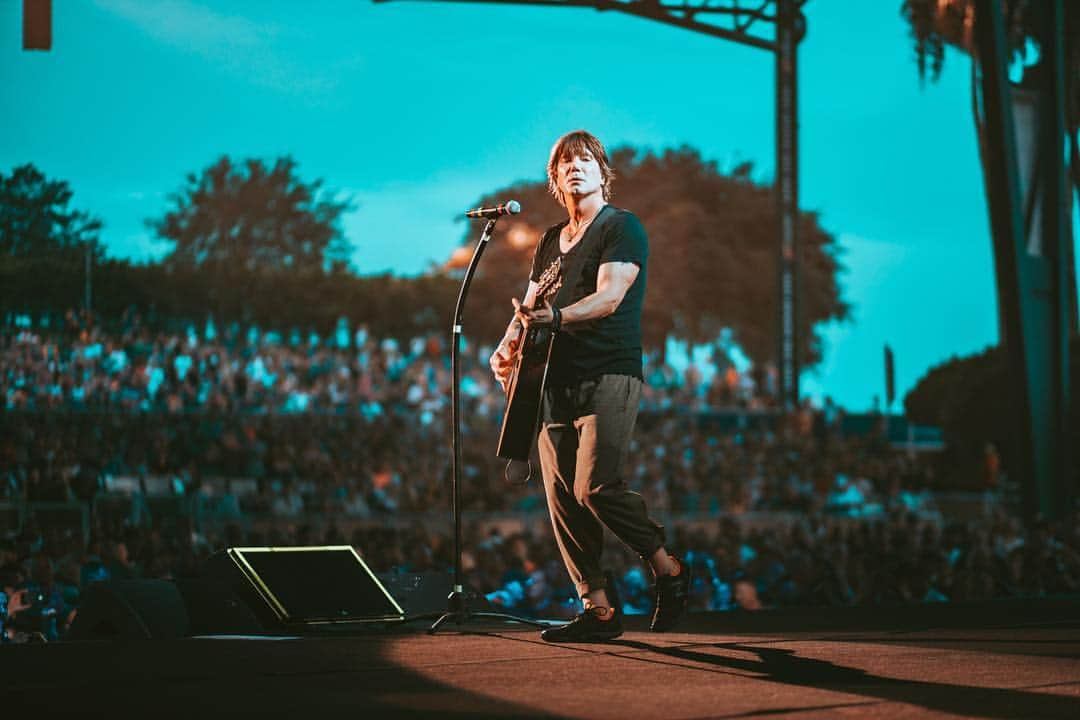 グー・グー・ドールズさんのインスタグラム写真 - (グー・グー・ドールズInstagram)「Charlotte! We take the stage tonight at 7:45pm at PNC Music Pavilion. Tickets/VIP: googoodolls.com 📷: @ohaiimalex」7月13日 7時24分 - googoodollsofficial