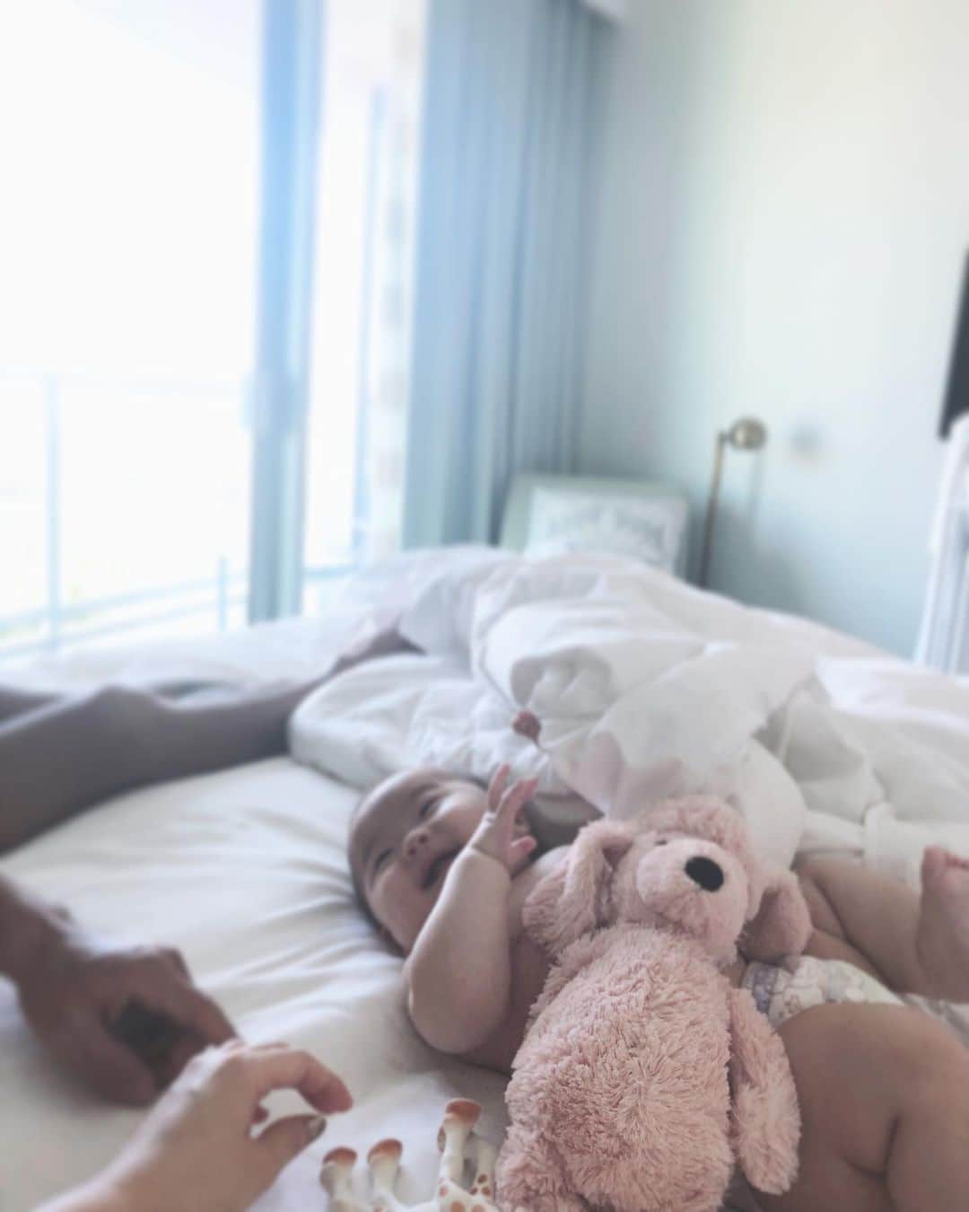 のインスタグラム：「みにしぽが起きたら みんなでらぶらぶっ🌈💕 起きて目が合うとにこ〜〜〜って してくれるのがたまらない❤︎ ニコニコさんの目線は 大好きなdaddy🧔🏾♥️ . . . #babygirl#baby#mama#papa #hawaii#summer#makeup#love #family#gm#naptime #sunny #5month #sweetdreams #sweety #cute」