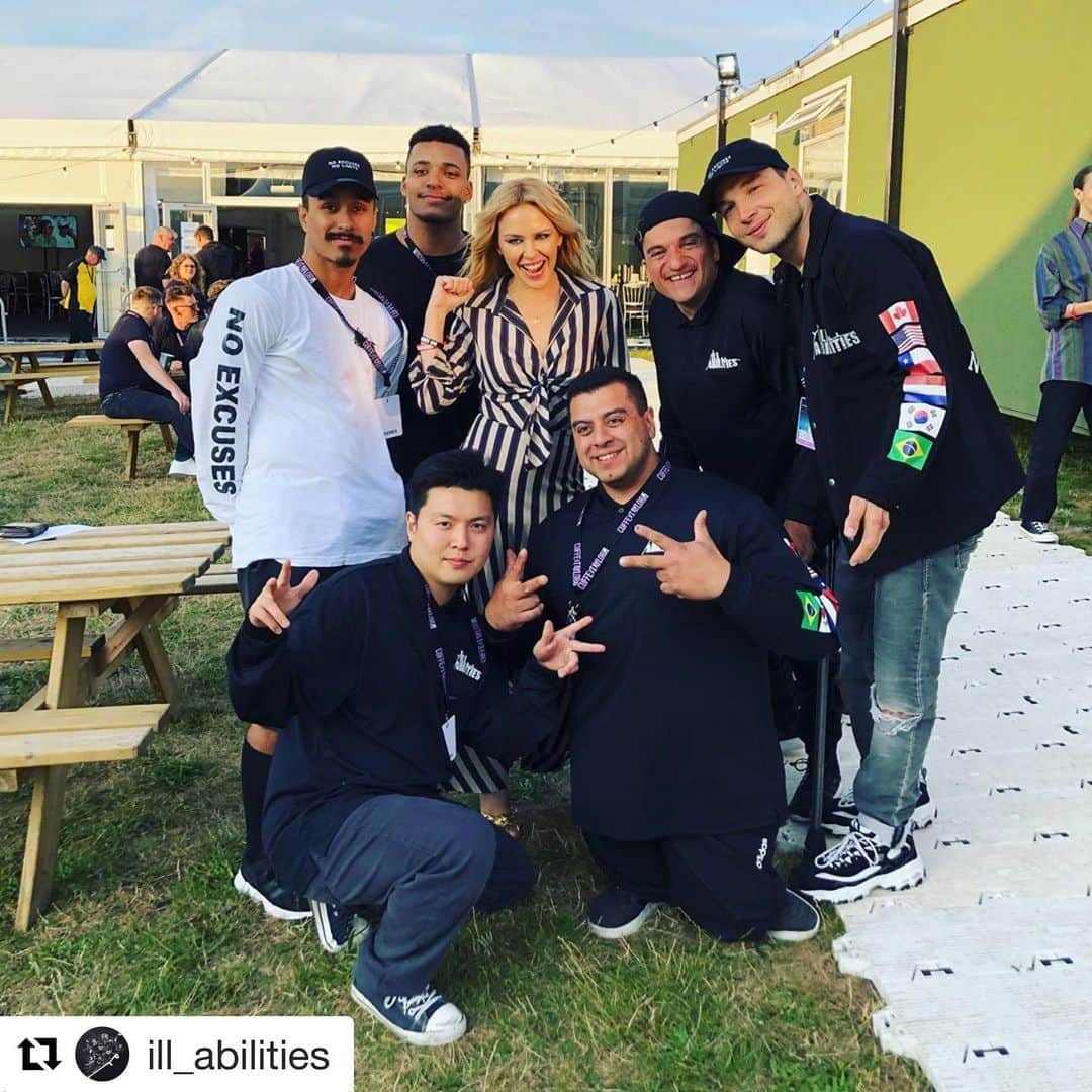 カイリー・ミノーグさんのインスタグラム写真 - (カイリー・ミノーグInstagram)「These guys were amazing! @lythamfestival #Repost @ill_abilities」7月13日 7時26分 - kylieminogue