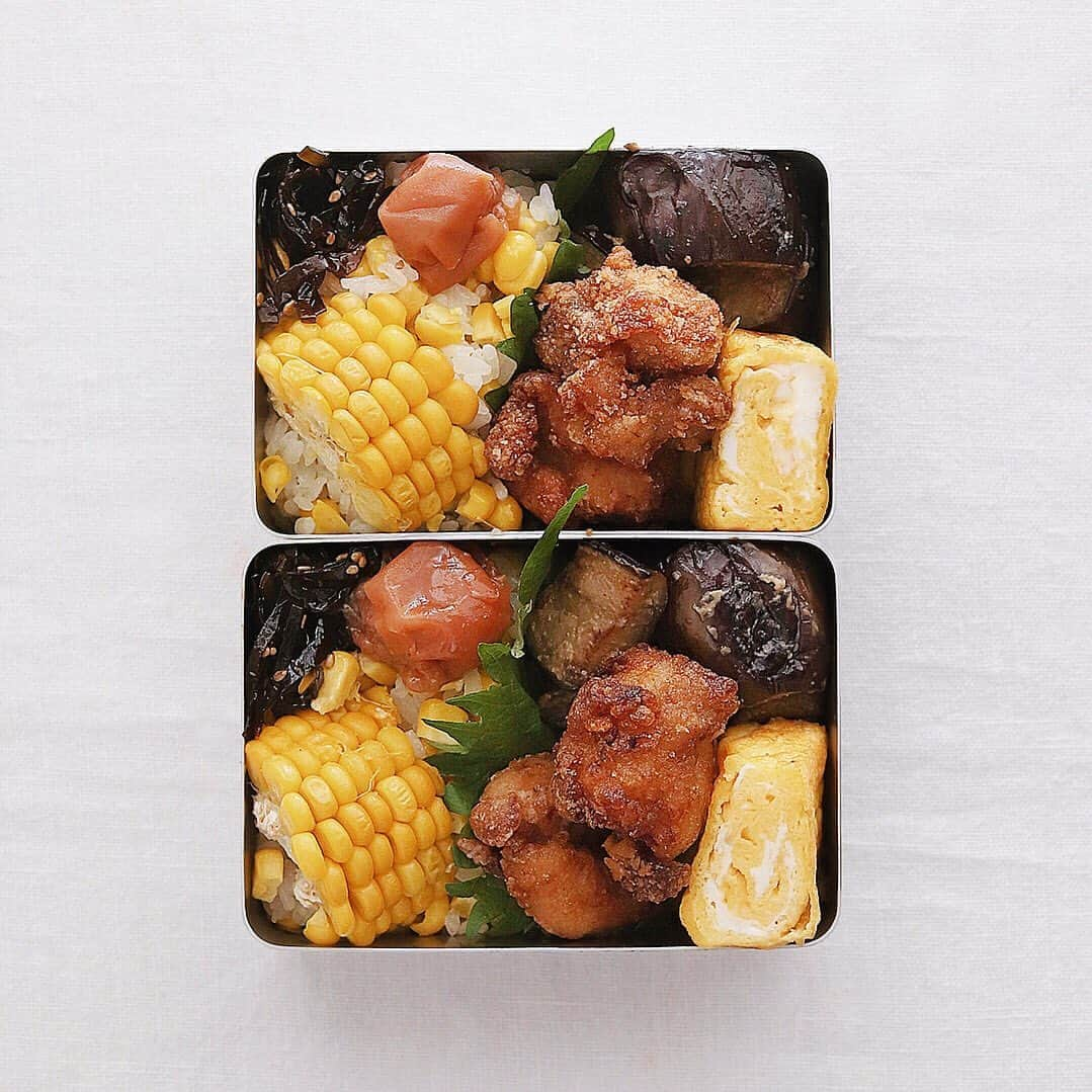 樋口正樹さんのインスタグラム写真 - (樋口正樹Instagram)「karaage bento . 今朝は唐揚げ弁当。 残り物の唐揚げと ナスの味噌炒めと とうもろこしご飯、 卵焼き、昆布、梅。 下の箱はフタです。 . . #朝弁 #家弁 #唐揚げ弁当 #からあげ弁当 #とうもろこしご飯 #お弁当 #地味弁 #BENTO #THELUNCHBOX」7月13日 7時30分 - higuccini