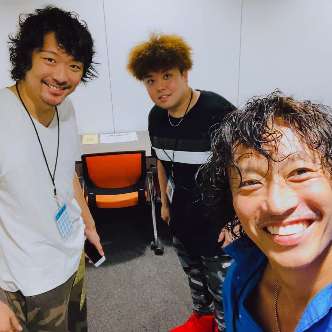 日野賢二のインスタグラム：「今日はさかいゆう君と横浜アリーナ^_^久しぶりのシューちゃんともっちー！J-Wave Live 20th Anniversary Edition.」