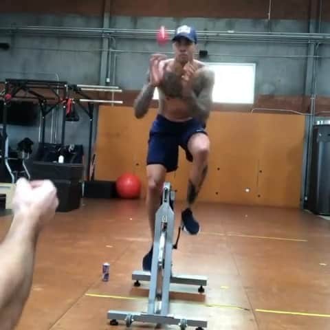 レッドブルのインスタグラム：「Bike looks like it’s missing something. 😂 👏 Fencer training: no seat, no handlebars, all focus. 🤺 🏃‍♂️: @fencer Miles Chamley Watson #work #train #focus #handeyecoordination #fencing #redbull #givesyouwings」