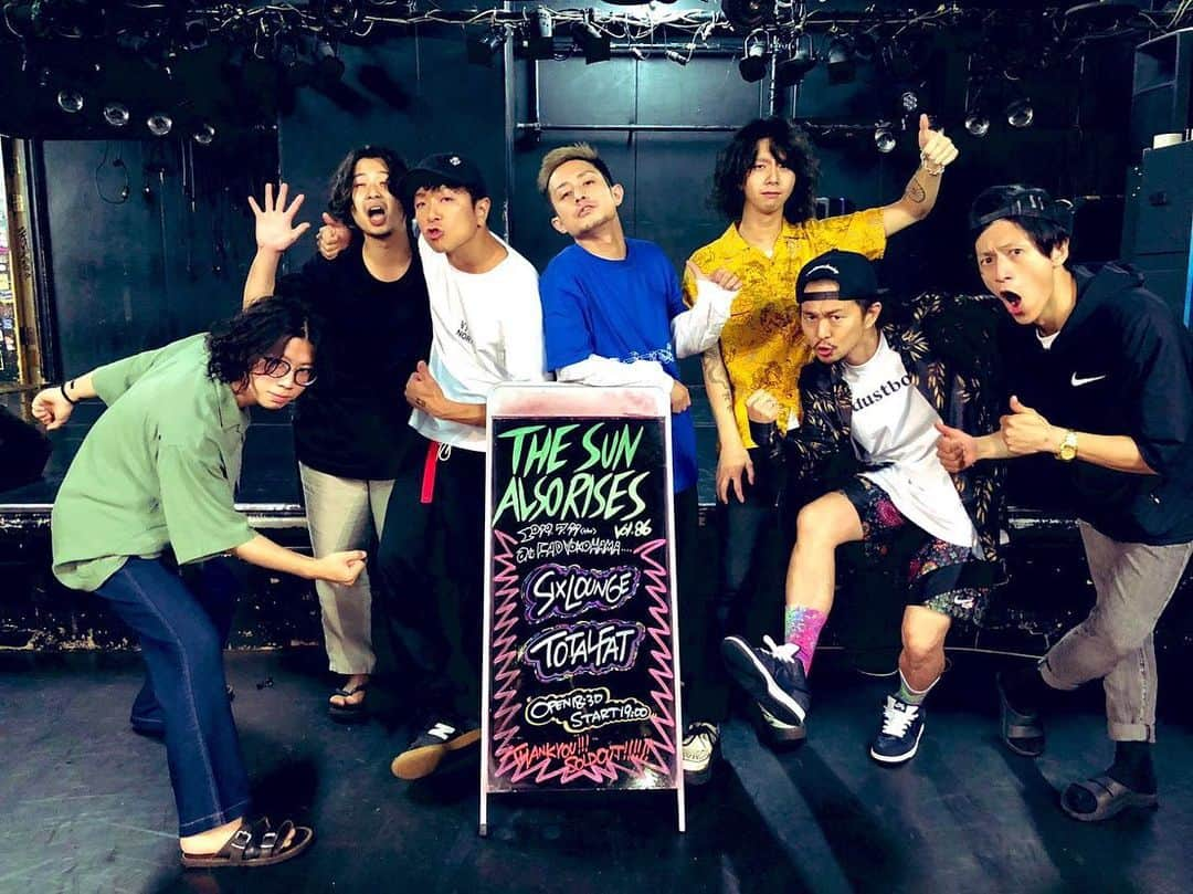 Shun さんのインスタグラム写真 - (Shun Instagram)「【7/11 横浜FAD】 ・ ・ SIX LOUNGE とのツーマン、バンド同士もファン同士も化学反応を楽しんでくれて凄く嬉しかった。「Just Say Your Word」に込めた想いを受け止めてもらえてたら幸い。俺らが求めるライブハウスのあるべき姿を見た。 ・ ・ SIX LOUNGEとメンバー同士グルーヴで過ぎたんでおそらく今後めっちゃ絡んでいくでしょう🔥よろしく。 ・ ・ Joseさんパピバ👏🏻✨㊗️ ・ ・ #TOTALFAT #SixLounge #横浜 #陽キャ #明るい友達」7月13日 13時35分 - totalfat.shun