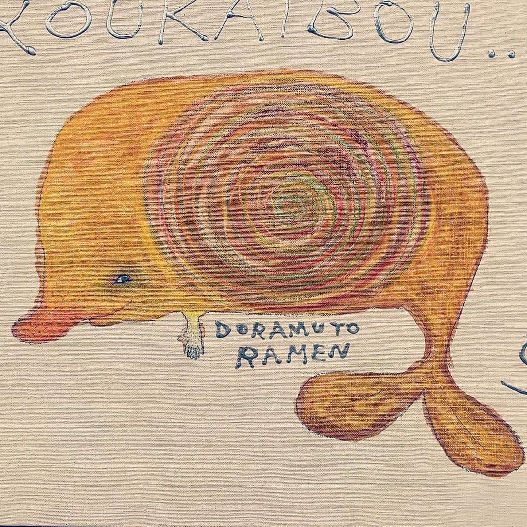 のインスタグラム：「大好きならーめん屋さんに描いたくじら。 本当はパンダが好きな方々なので隠しパンダが入っているのだ。 #doramutoaato #satoko個展」