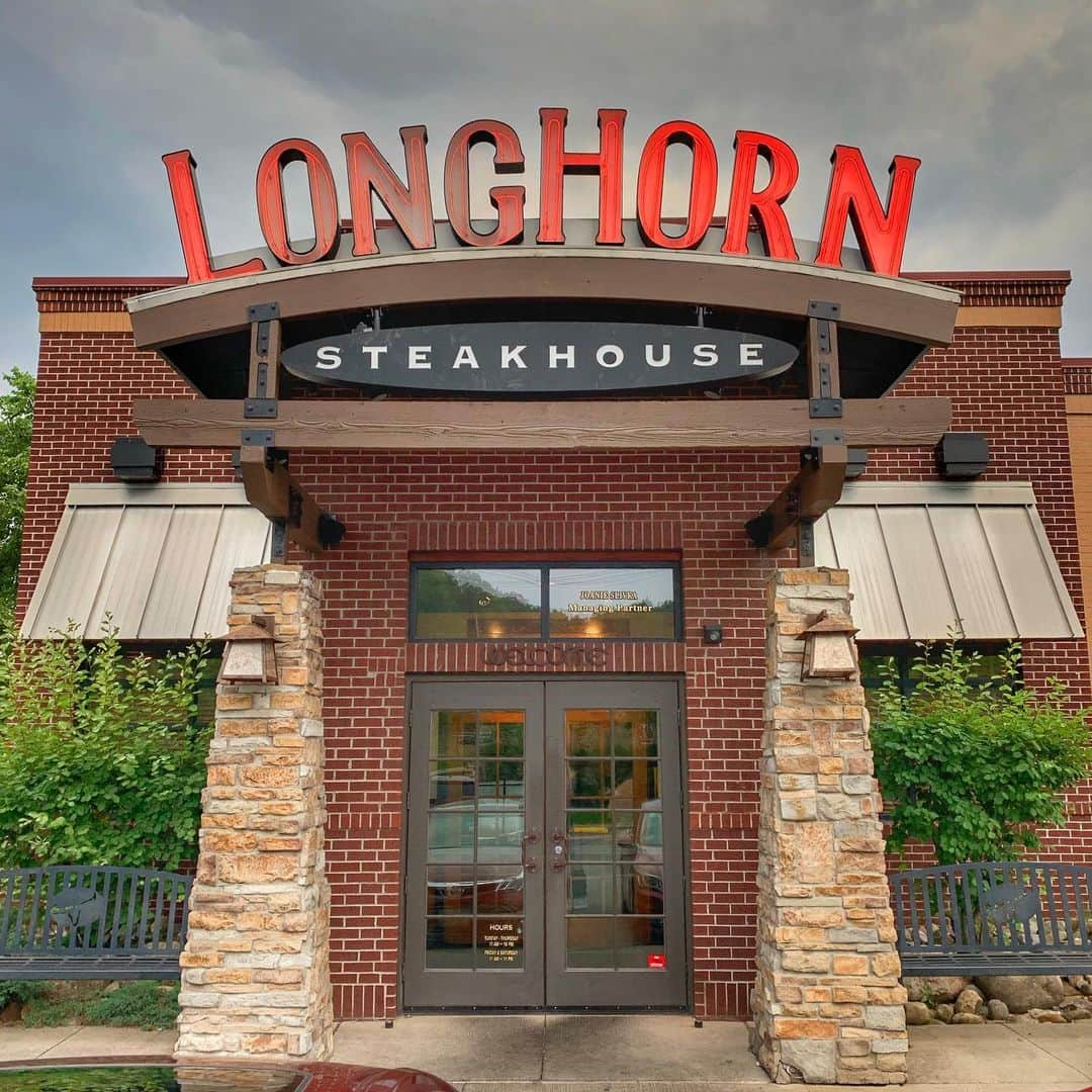 多村仁志さんのインスタグラム写真 - (多村仁志Instagram)「🥩 渡米の締めは、いつものここ！ ・ #longhornsteakhouse #steak #steaks #ステーキ #ribeye #ribeyesteak #リブアイ 夜の8時でもまだ明るい！ 今回のウエイトレスは、17歳の息子さんを持つお母さん！ 凄いせっかちな性格だけど、気が利く女性でした！」7月13日 13時31分 - hit_tamu