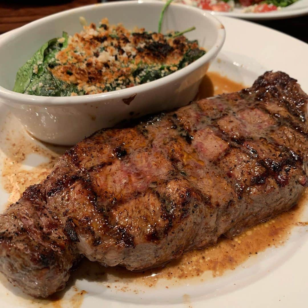 多村仁志さんのインスタグラム写真 - (多村仁志Instagram)「🥩 渡米の締めは、いつものここ！ ・ #longhornsteakhouse #steak #steaks #ステーキ #ribeye #ribeyesteak #リブアイ 夜の8時でもまだ明るい！ 今回のウエイトレスは、17歳の息子さんを持つお母さん！ 凄いせっかちな性格だけど、気が利く女性でした！」7月13日 13時31分 - hit_tamu