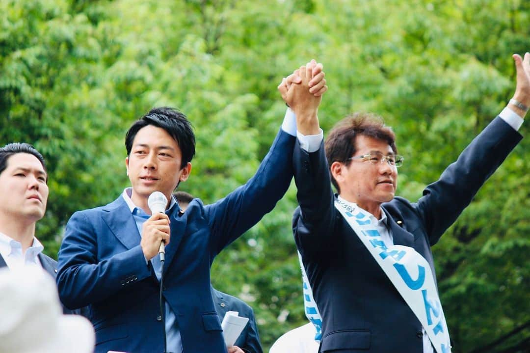 平井卓也さんのインスタグラム写真 - (平井卓也Instagram)「小泉進次郎議員と三宅しんご街頭演説会を開催しました。土曜日の昼にもかかわらず多くの方々に、我々の訴えを聞いていただきありがとうこざいました。自民党は令和という時代を、豊かて活力のあるものにするために、社会保障改革、教育改革、国民中心のデジタル改革を断行します。三宅しんごに仕事するチャンスをいただけるように、最後まで全力を尽くします。よろしくお願い申し上げます。#平井卓也 #三宅しんご #小泉進次郎 #自民党」7月13日 13時31分 - hiratakuchan0125