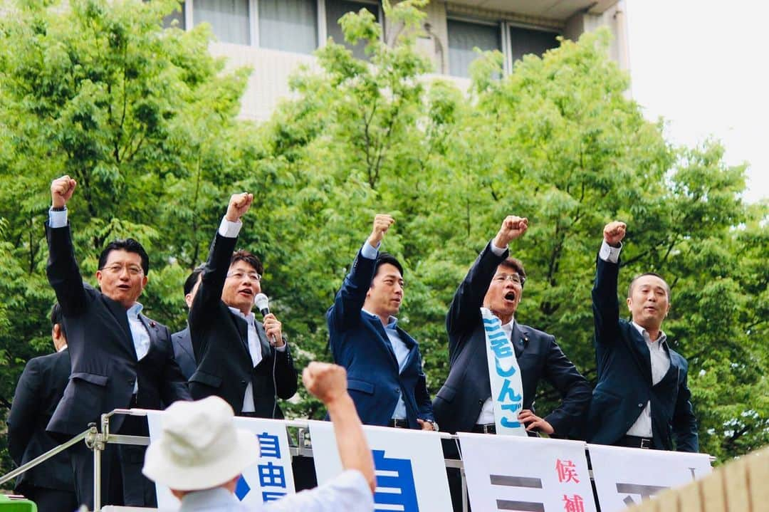 平井卓也さんのインスタグラム写真 - (平井卓也Instagram)「小泉進次郎議員と三宅しんご街頭演説会を開催しました。土曜日の昼にもかかわらず多くの方々に、我々の訴えを聞いていただきありがとうこざいました。自民党は令和という時代を、豊かて活力のあるものにするために、社会保障改革、教育改革、国民中心のデジタル改革を断行します。三宅しんごに仕事するチャンスをいただけるように、最後まで全力を尽くします。よろしくお願い申し上げます。#平井卓也 #三宅しんご #小泉進次郎 #自民党」7月13日 13時31分 - hiratakuchan0125