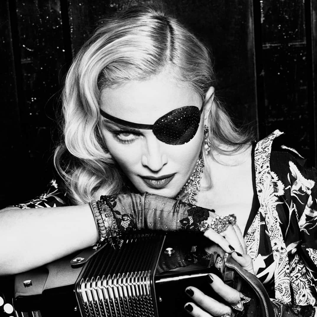 マドンナさんのインスタグラム写真 - (マドンナInstagram)「An Apple a day..................... .........❌🍎❌🍎 Even with one eye Madame ❌ can see the charlatans.! @mertalas @applemusic #todayatapple #madamex」7月13日 8時04分 - madonna