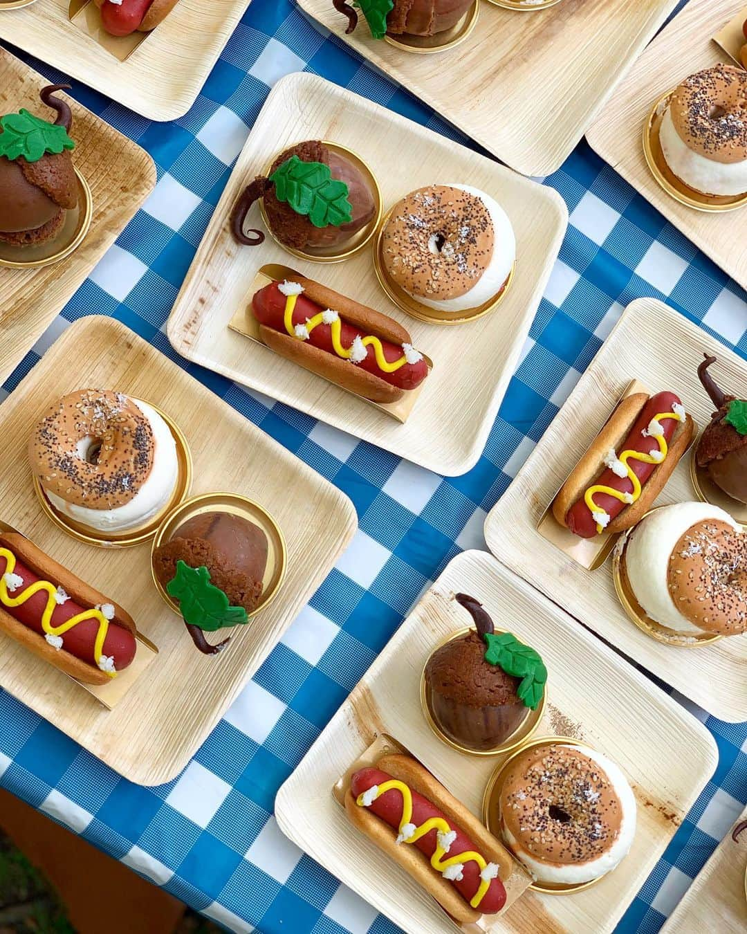 DOMINIQUE ANSEL BAKERYさんのインスタグラム写真 - (DOMINIQUE ANSEL BAKERYInstagram)「How we picnic. 😎 Dessert for our Central Park picnic means some of our favorites from the Bakery’s New York Collection: the Haute Dog with raspberry cremeux and ladyfinger buns topped with passion fruit “mustard” and coconut “kraut” 🌭, the Everything Bagel & Schmear Pavlova with cheesecake mousse and sour cherry jam 🥯, and - quite fittingly - our Stroll in Central Park Acorn with hazelnut feuilletine, blackberry crème de cassis jam, and hazelnut mousse and dacquoise. 🌳」7月13日 8時06分 - dominiqueansel