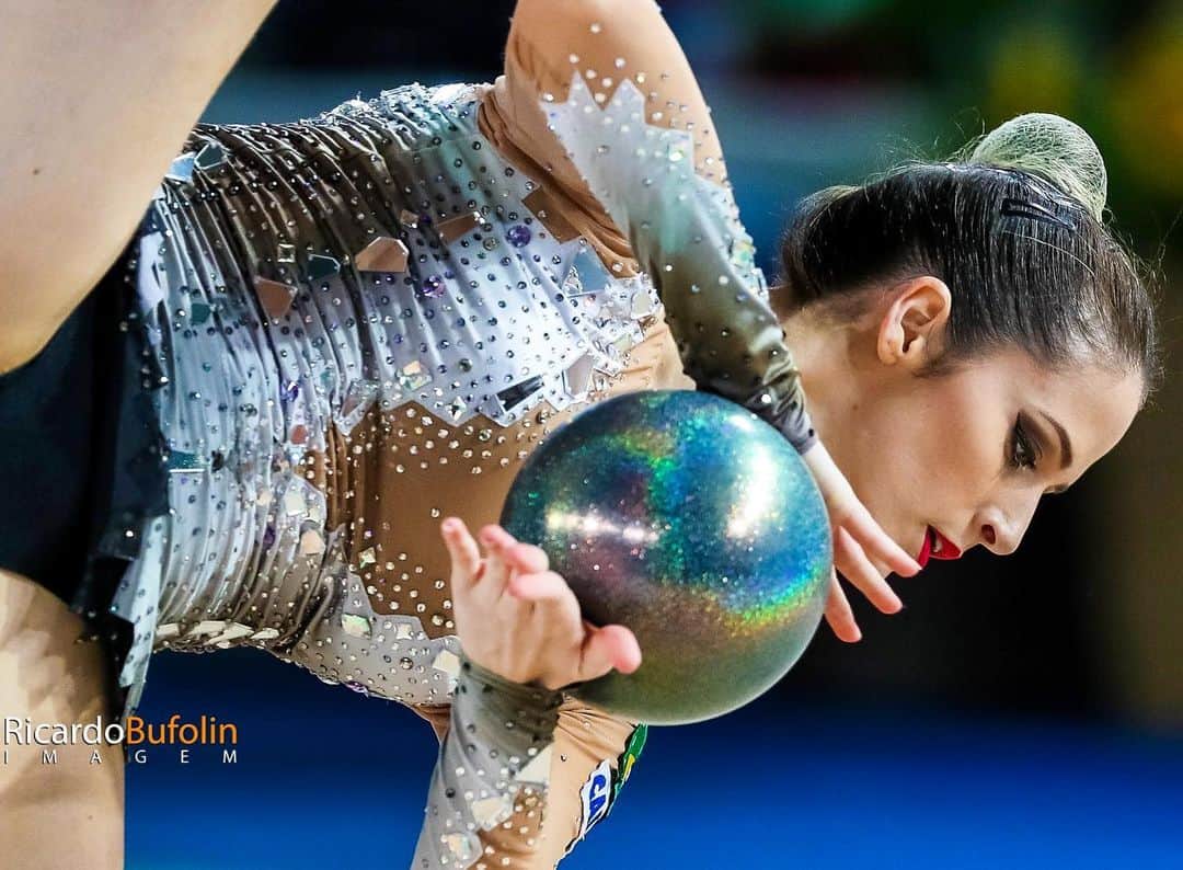 ナターリア・ガウジオのインスタグラム：「Insistir, persistir e nunca desistir!! 🙏🏼💪🏼✨🤸🏼‍♀️😍🔮❤️ #focus #training #love #rhythmicgymnastic #gymnast #workhard #timebrasil #cbg #caixa #goals #ball #competition」