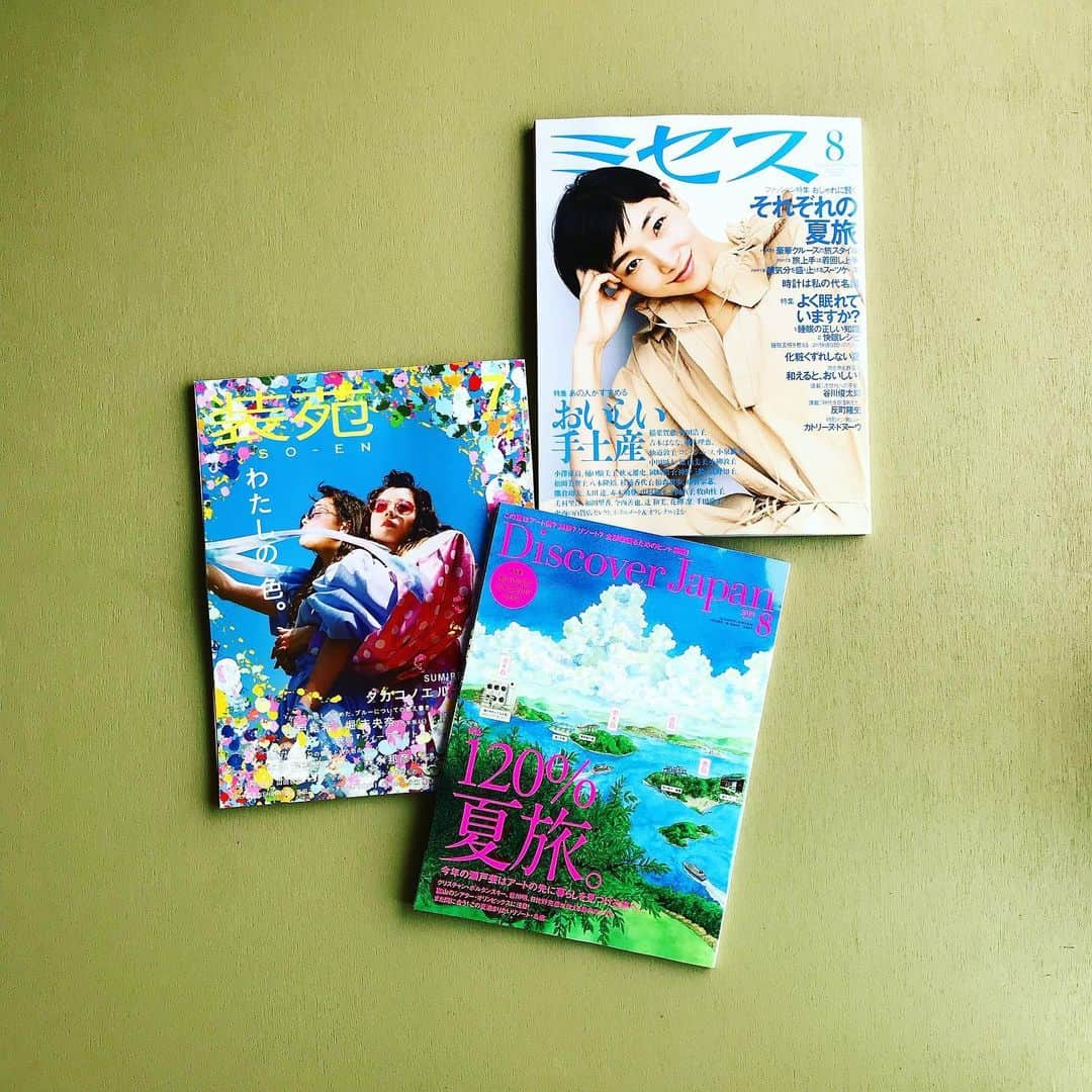 福田里香さんのインスタグラム写真 - (福田里香Instagram)「#週末の読書におすすめ雑誌 お知らせをさせてください。 • クロワッサン７／２５号・巻頭特集 「快適な暮らしは、シンプルな住まいから。」 @croissant.mag 🦌奈良・くるみの木オーナー 石村由起子さん @yukiko_ishimura の お話を８ページに渡り、じっくりうかがい、 由起子さんちの、奈良産食材🍓🥬🍅🌿で ランチを作らせていただきましたよ。 • ずっと仕事をしてきた 人生の先輩の言葉は、滋味深い。 示唆に富み、名言満載で頷くことしきり。 これからの毎日を考えたいあなたへ。 • ６枚めは、🥐には載ってないレア画像。 由起子さんがササッと１０分で 作ってくださった朝ごはん。 当然ですが、すごい、おいしい。 毎日食べたい味🍚がする。 • ７枚めは、右上から ミセス８月号「おいしい手土産」特集で 東京駅内🚉で買える とっておきの手土産をご紹介しました。 @books_bunka • 右下は、Discover Japan８月号から 連載「民芸お菓子巡礼」は、 兵庫県のあのお菓子です。 @discoverjapan • 左端は、装苑７月号から 連載「福田里香のフード＋１」は、 吉祥寺に出来た映画館🎞🎟と クラフトコーラ🥤。 @soenonline • ぜひ、誌面でご覧ください。 #クロワッサン #ミセス #discover japan #装苑 #くるみの木 #石村由起子」7月13日 8時17分 - riccafukuda