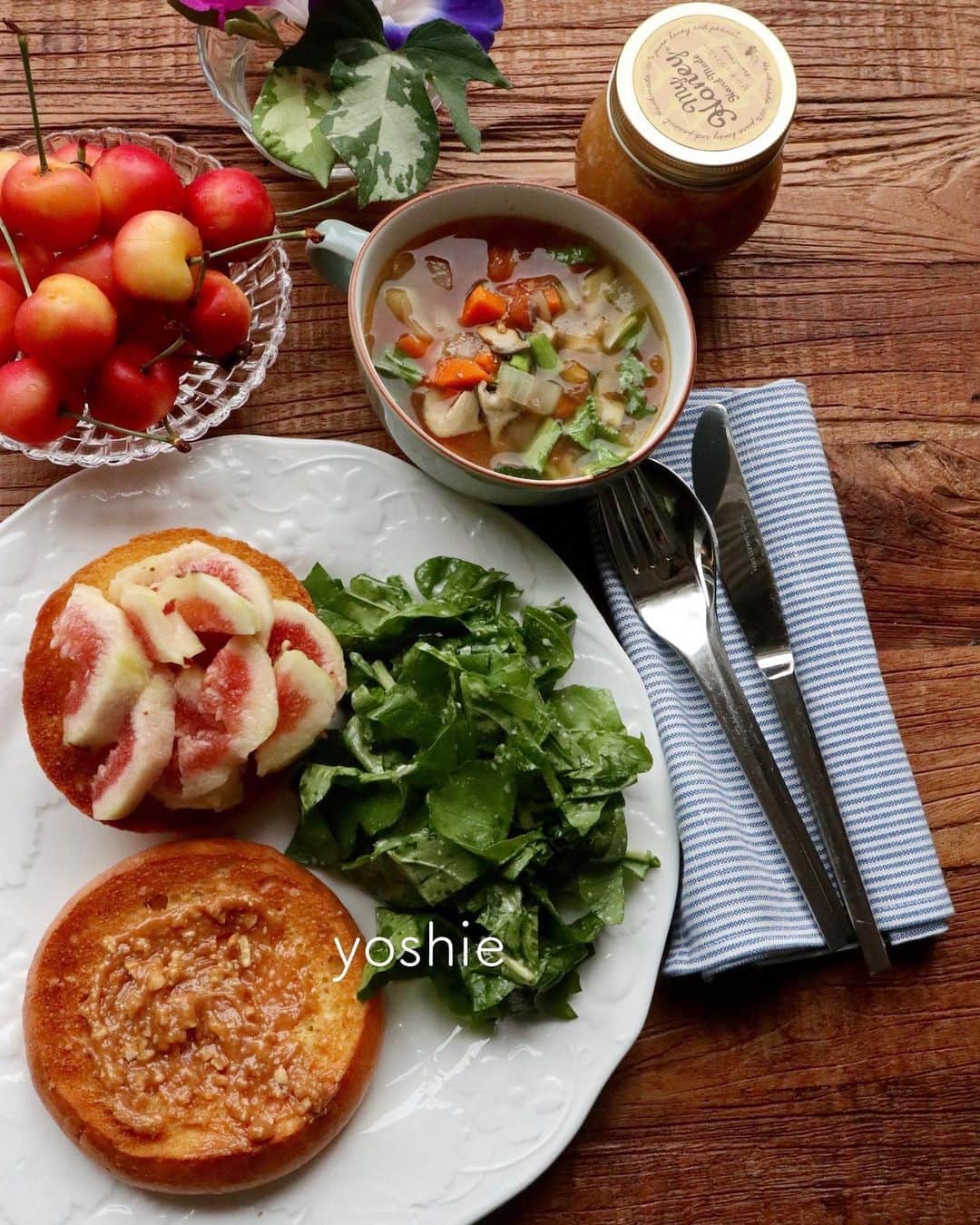 草間淑江さんのインスタグラム写真 - (草間淑江Instagram)「おはようございます！ ７月１３日の朝です。 今朝はビゴの店のブリオッシュバンズにイチジクと、ピーナッツハニーをのっけました。 ルッコラサラダを添えて。 そして、いつもの野菜スープ。 レイニアチェリーでした。 ごちそうさまでした。 皆さま素敵な３連休を❤️・・ #朝食#土曜の朝#休日あさごはん #ブリオッシュバンズ#ビゴの店#ピーナッツハニー#ポワンエリーニュ#美味しい#😊#素敵な3連休」7月13日 8時37分 - yoshie_kusama