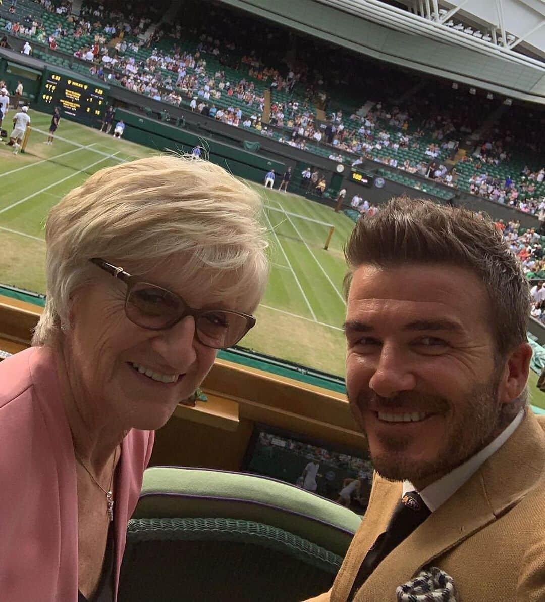 People Magazineさんのインスタグラム写真 - (People MagazineInstagram)「David Beckham had one lovely Wimbledon date: his mum! ❤️ | #Regram @davidbeckham」7月13日 8時32分 - people