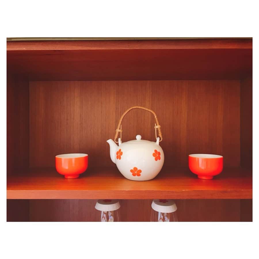 荒川れん子さんのインスタグラム写真 - (荒川れん子Instagram)「Their original Japanese tea pot is so cute!!🍵 マウナケアビーチホテル @maunakeahotel のお部屋で心奪われるお茶セット。この急須でお茶を淹れてラナイで一息つくとバケーションが始まる気分になるのです。 …実際は仕事が始まるだけなんだけどね😅 そうやって気分上げて頑張ってます😆 . . #hawaii #bigisland #aloha #lovehawaii #luckywelivehawaii #hawaiilife #travel #beachlife #view #hanako #hotel #tea #lifeisajourney #work #hawaiistagram #instahawaii #ハワイ #ハワイ島 #ハワイ生活 #旅 #ハワイ好き #ハワイ旅行 #仕事 #ハナコ #雑誌 #ハワイ特集 #ハワイ情報 #ホテル #ハワイおすすめ #お茶の時間」7月13日 8時33分 - renren_hawaii