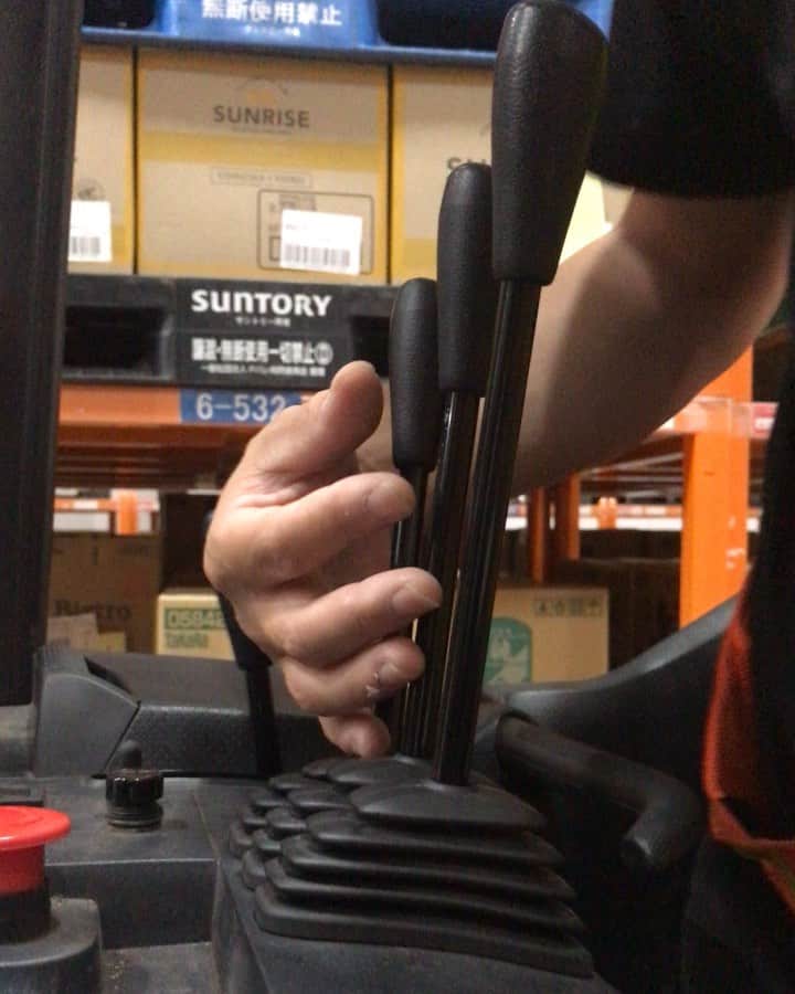 sioneのインスタグラム：「休日出勤があまりに憂鬱だったので仕事の動画撮ってましたw  #フォークリフト #forklift #倉庫業 #物流」