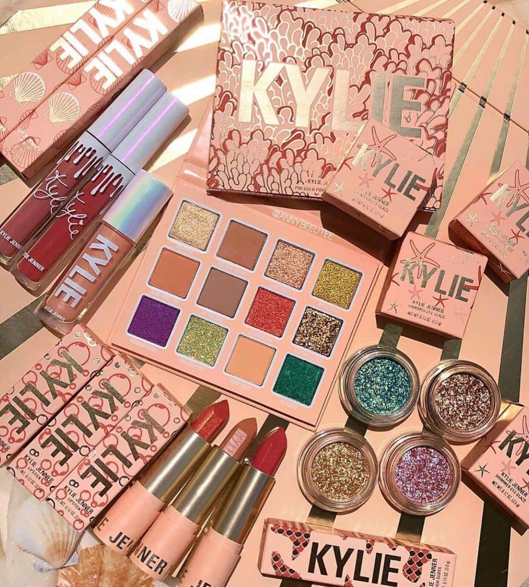 Kylie Cosmeticsさんのインスタグラム写真 - (Kylie CosmeticsInstagram)「Love this pic of the Summer Collection by @annybeeutee ☀️」7月13日 8時36分 - kyliecosmetics