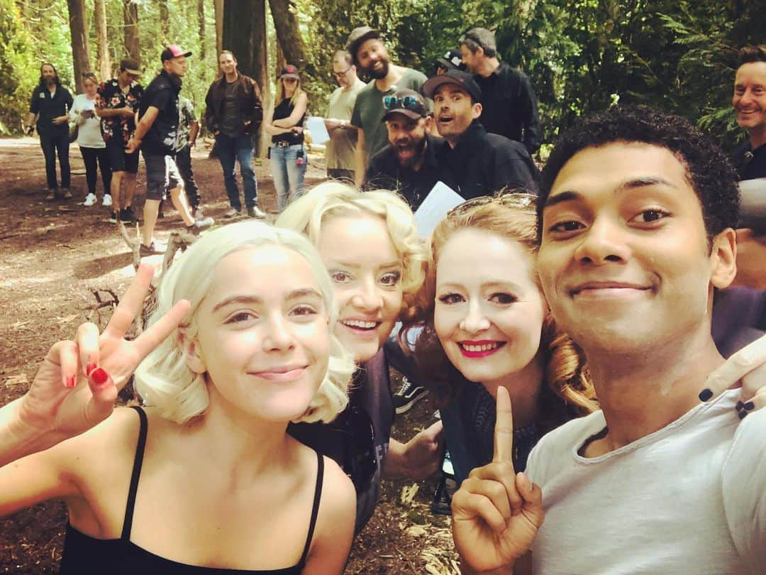 ミランダ・オットーさんのインスタグラム写真 - (ミランダ・オットーInstagram)「Spellman Family Day. 🖤 👯👫🐇 🏠 #thespellmans #familyday #kiernanshipka #lucydavis #chanceperdomo #mirandaotto」7月13日 8時40分 - miranda.otto