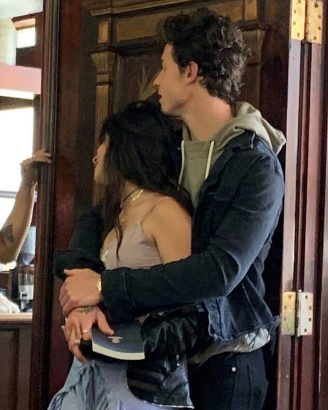 E! Onlineさんのインスタグラム写真 - (E! OnlineInstagram)「𝐄𝐗𝐂𝐋𝐔𝐒𝐈𝐕𝐄: Every touch is ooh la la la! Shawn Mendes and Camila Cabello are continuing to fuel romance rumors with a trip to San Francisco. Link in bio for everything we know about their "flirty and very close" date. (📷: @evelyn__xxiii)」7月13日 8時56分 - enews