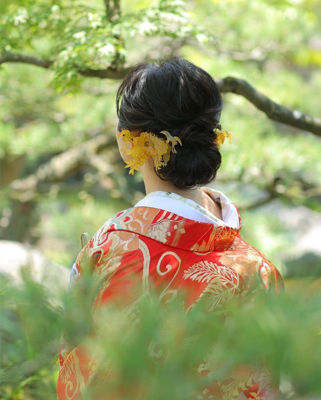 スタジオANさんのインスタグラム写真 - (スタジオANInstagram)「【大濠公園ロケーション】﻿ ﻿ ﻿ 大濠日本庭園へロケーションに行ってきました^ ^﻿ ﻿ ご新婦様のお祖母様の簪を持ち込み頂き﻿ 撮影させて頂きました^ ^﻿ ﻿ ﻿ 暑い日差しの中、お嫁様に扇風機を当ててあげる﻿ ご新郎様！！優しかったです！！﻿ ﻿ ﻿ ﻿ ﻿ ﻿  Studio AN 福岡 ♥︎SUMMER CAMPAIGN 2019♥︎ 【7月撮影】 初回来店成約特典、ご用意しております☻ 平日撮影限定の特典も…( ･ᴗ･ )⚐⚑⚐゛ 詳細は画像をスワイプ☝︎してください✩.*˚ ☎︎092-738-6677 ------------------------------------ . ﻿ .photographer Iwayama @keigo_iwayama  Hair make Masuyama @tomomi.hm_studioan  @studio_an .﻿ ﻿ ﻿ ﻿ ﻿ . #weddingphoto #スタジオAN #結婚写真  #結婚式準備  #前撮り #ウェディングフォト  #2019夏婚  #2019秋婚  #ボブアレンジ #花嫁 #福岡花嫁  #和装前撮り #ヘアアレンジ #ヘアースタイル #色打掛#白無垢 #着物#makeup #メイクアップ#ナチュラル #ヘッドアクセ#簡単ヘアアレンジ #プラコレ#ドライフラワー #hairmake #ロングヘアアレンジ #古典柄 #シニヨン #日本庭園 #和装ヘア」7月13日 8時58分 - studio_an