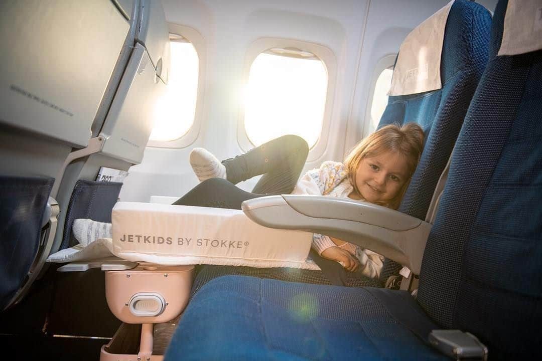 Stokke Japanさんのインスタグラム写真 - (Stokke JapanInstagram)「機内持ち込み可能な子ども用スーツケース「ジェットキッズbyストッケ」は、このように座席につけて設置することで簡易ベッドになります。長時間のフライトは、大人だってゆっくりしたいもの。お子さまがゆっくり寝てくれると、大人も嬉しいですね。⠀ ⠀ #ストッケ #ジェットキッズ #ジェットキッズbyストッケ #子連れ旅 #子連れ海外 #子連れ旅行 #子連れハワイ #子連れグアム #便利グッズ⠀ @jetkids⠀ *航空機内での使用に関しては客室乗務員の指示に従ってください」7月13日 9時00分 - stokkejapan