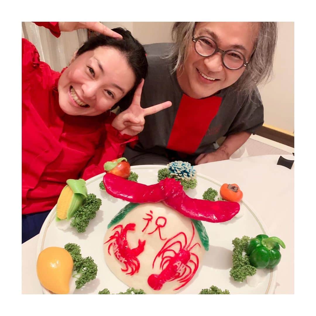 HiRAO INCのインスタグラム：「. Happy  Birthday 🦀座🦞型 愛してやまない２人の誕生日会 毎年みんなで一緒に積み重ねていける時間に心から感謝。  ちなみに、かに座🆎型の２人の為にオーダーした祝包の飾りは全て飴細工。 モモ饅頭の上に乗ってる謎の物体は、コウモリ🦇 コウモリは中国語では“蝙蝠 biānfú”と言い、“变福 biànfú”（福に変わる）と音が似ているので縁起物だそう。 周りの野菜たちはオーダーしてないけど、食人さんがノリノリで作ってくれたのかな、？まあでも、結果、とっても２人にピッタリなイメージになりました🤣 あー、楽しかった。 .  #ブルゥボウデン」