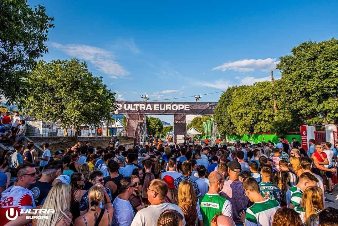 Ultra Japanさんのインスタグラム写真 - (Ultra JapanInstagram)「#ULTRAEUROPE 世界中の熱気が集まってきています🔥 . 🙌UMF TV DAY1 スケジュール  7/13 6:00~ (日本時間) . 📲視聴はこちらから >> @umftv UltraEurope.com . . ⚡️ #UltraJapan アドバンスチケット絶賛発売中!! >> @ultrajapan プロフィールリンク」7月13日 9時00分 - ultrajapan