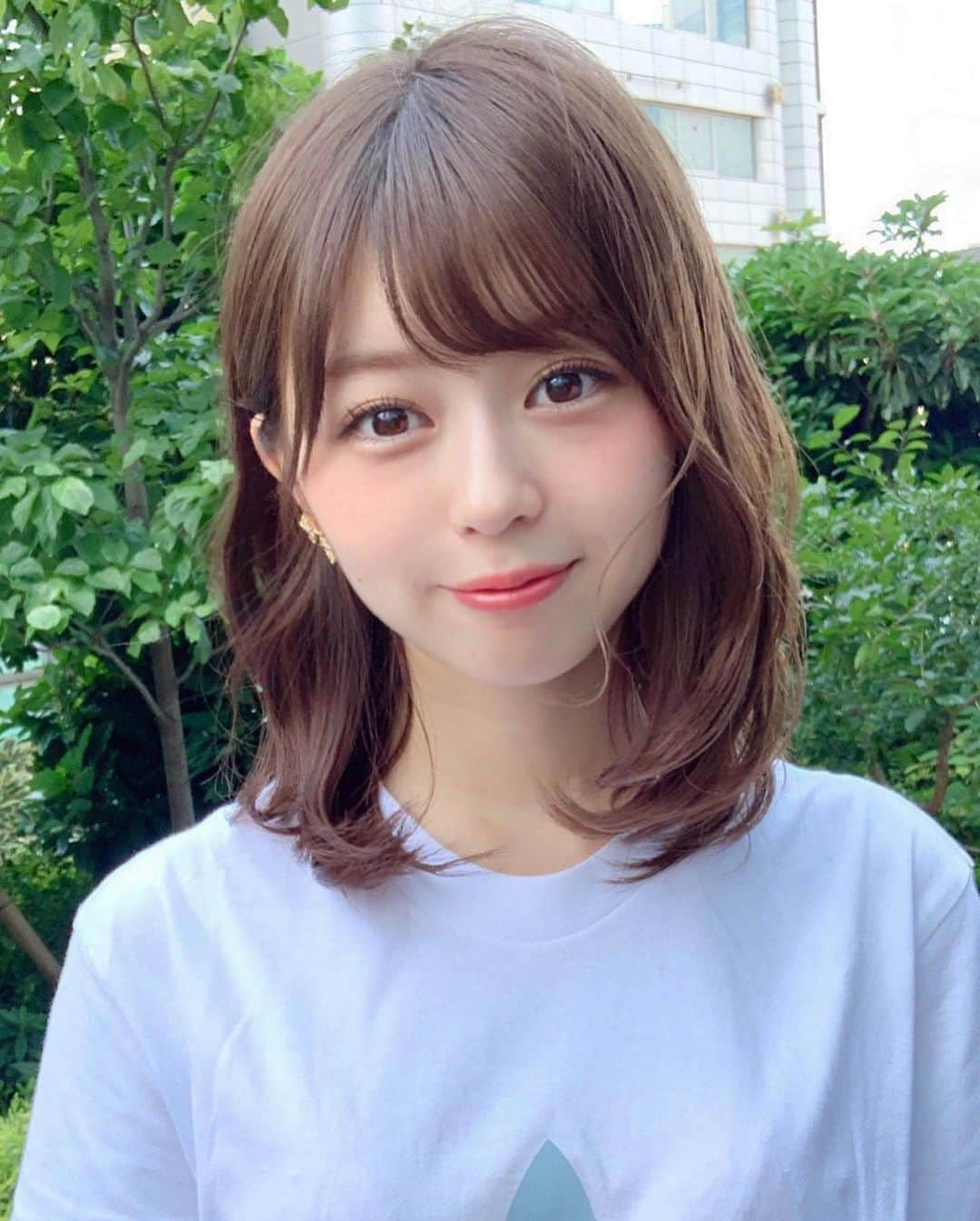 及川天和さんのインスタグラム写真 - (及川天和Instagram)「夏に似合う#ヘアスタイル 🌈 #リバース巻き #キツネ巻き 🦊で可愛く！！スワイプ→で3スタイルあるので この髪型にしたい方は ✨保存✨ をしてご来店ください☺︎✨🙆‍♂️ @ishizaki_hina0123  ちゃんいつもありがとう✂️・ ミディアムヘアは肩の位置や首の長さが重要です！！ #前髪のこだわりカット で似合わせて可愛くします ☺︎ ・ 朝の3分でできるスタイルなので朝時間がない方にオススメ🙆‍♂️ あなたにあった似合わせ顔まわりカットとレイヤーカットでステキにします☺︎✨ 梅雨時期にあった髪型とケアアイテムもご紹介してます。ぜひ @tenhouo  をよろしくお願いいたします🙇‍♂️✨🌵 ・ ・ 【#ミディアムヘア ✂︎ #てんかわっ  スタイルで似合わせでお任せください ☺︎ 】 新宿店と横浜店と二店舗にいます☺︎ @mirareeeafloat  朝の3分 簡単スタイリングがオススメ🌱 ・ 当日もお電話で空きがある場合あります！おススメです！日程確認はプロフィールからネット予約でぜひお待ちしています🙇🏻‍♂️✨ ・ なにかを変えたい方はご相談ください！ ※この髪型にするなら及川を指名して下さい🙇‍♀️✨ ・ ・ 来週もまだまだご予約可能🙆‍♂️🙆‍♂️ プロフィールのネットからぜひ！ 似合う髪型がわからない方は一緒に頭の形に合わせて作ります☘️ 長い髪も微妙な長さも#イメチェン は可能です！✂️ 髪の細かいところまでカットやカラーで可愛くさせてください🙇‍♂️✨ ・ どうか素敵にさせてください🙏✨ 予約はプロフィールからできます✂️ ・ ・  あなたにあった髪型を一緒に考えます☘️ 似合わせヘアで可愛く変身！？ ・ ・ 予約にご迷惑をおかしますがお手数ですがお電話でぜひ😢✨🙇 ・ ・ 髮で困ってる方はぜひ！ ・ ・  #髪型 で悩まれる方は及川にご相談ください！ ・ #髪型#ヘアメ#ヘアスタイル#前髪カット #ウェディングヘア #ゆるふわパーマ#新宿美容室#ラベンダーアッシュ#前髪#アッシュベージュ#大名美容室 #ミディアムヘア#ショートヘア#ショート#髪型#ロングヘア#デジタルパーマ#ロング#ラベンダーアッシュ#グレージュ#ブルージュ#ショートボブ #ヘアアレンジ #ショート#ミディアムヘア#横浜#ショートカット＃セミロングヘア#大阪美容室」7月13日 9時03分 - tenhouo