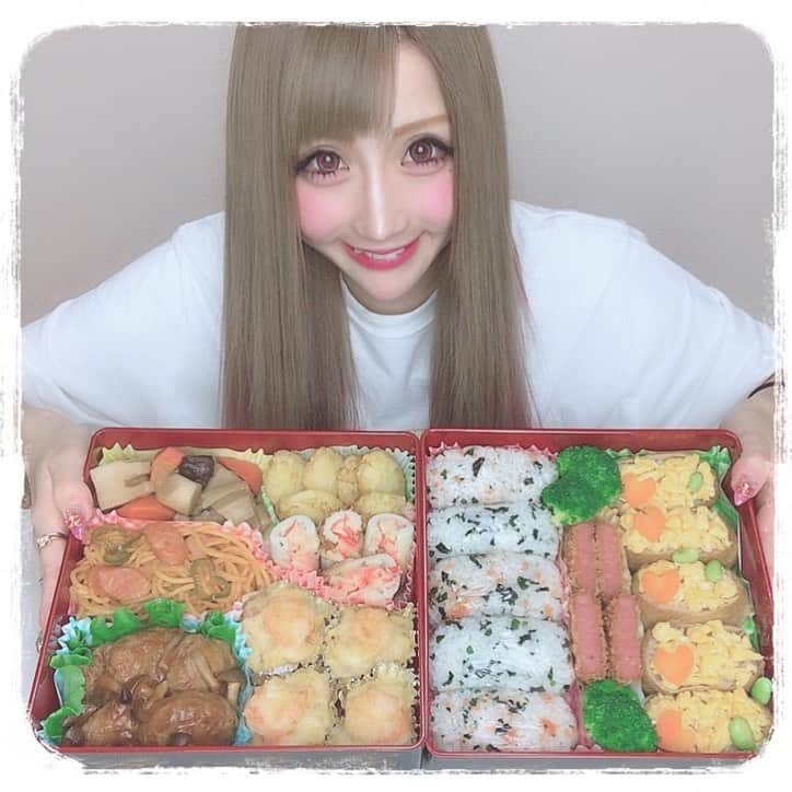 ちいめろさんのインスタグラム写真 - (ちいめろInstagram)「運動会のお弁当❤ ・おにぎり・おいなりさん・ハムカツ・ブロッコリー・ハッシュドポテト・グラタン・ちくわのカニカマチーズ焼き・煮込みハンバーグ・ナポリタン・筑前煮  #ちいめろ #めろちご飯 #お弁当 #運動会弁当 #手作り #料理は苦手 #YouTube #YouTuber」7月13日 9時14分 - chiimelo74