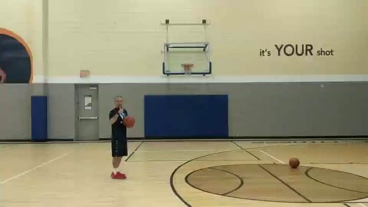 青木康平のインスタグラム：「3pが43/50。鴨さんとのシューティングは久しぶりに楽しかった🏀 これはゆーた君と鴨さんの携帯で同じシーンを撮ったやつ！笑 #鴨さんの携帯壊れてる#俺の携帯も内カメラしかうつらない、、」