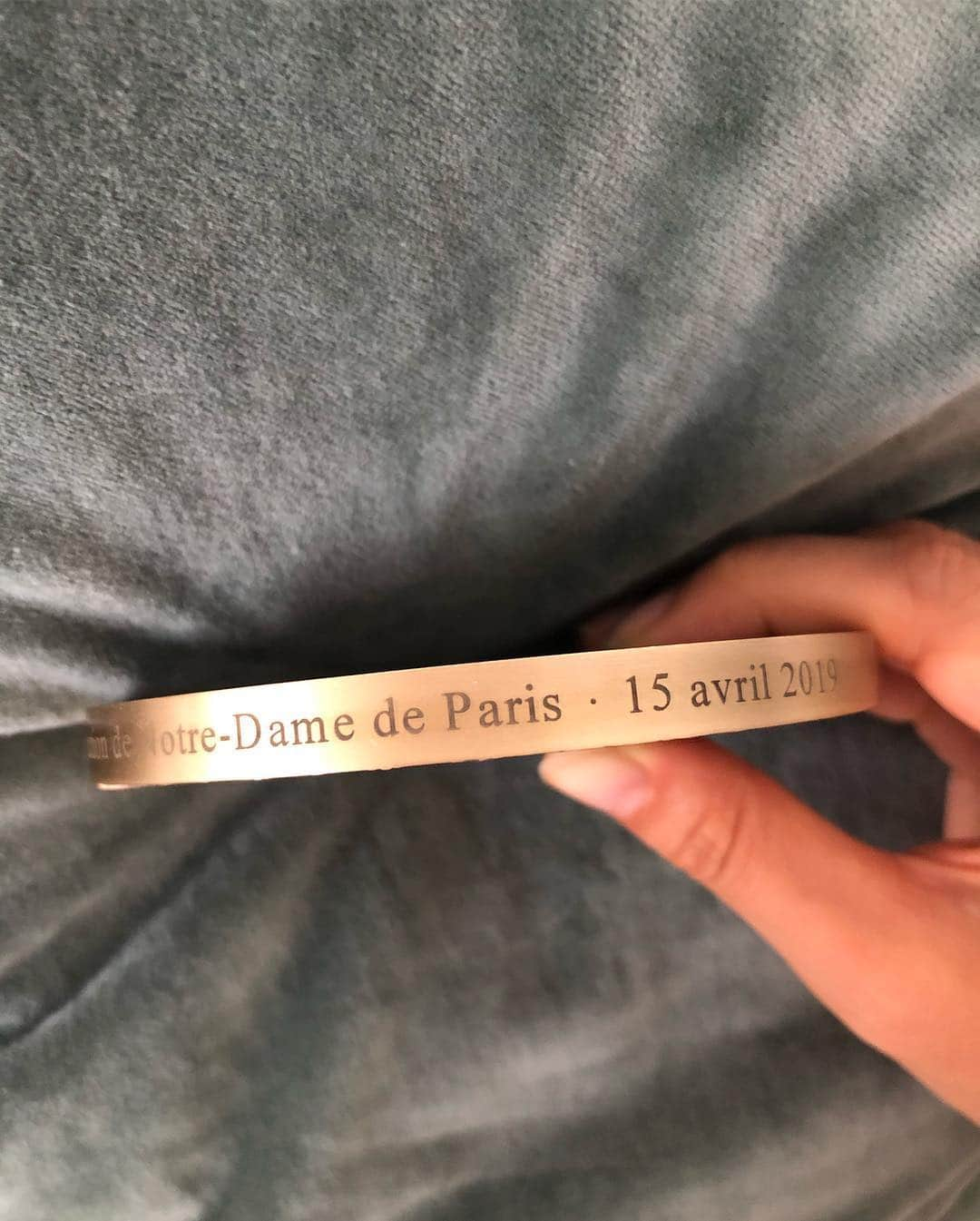 白澤貴子さんのインスタグラム写真 - (白澤貴子Instagram)「For our Notre-Dame de Paris🙏  ノートルダム再建の寄付目的で火災後いち早く募られた造幣局による999枚限定ナンバリング刻印入りブロンズメダル。  寄付のつもりだったから何も期待していなかったのに、かなり精巧なつくりのものが送られてきて、家族みんなで眺めながらどこの部分が好き、なんて話をするのがなんだか楽し。  少し大きめだろうと思いつつ、500円玉くらいのものかと思いきや、かなり大きく1キロあるのではというほどの重厚感。  心に正直すぎて難しい部分も多いけれど、やっぱりフランス人のこういうところ、大好きだ。  #早く中で祈ることができるようになりますように #白澤とノートルダム #白澤とパリ」7月13日 9時21分 - takakoshirasawa