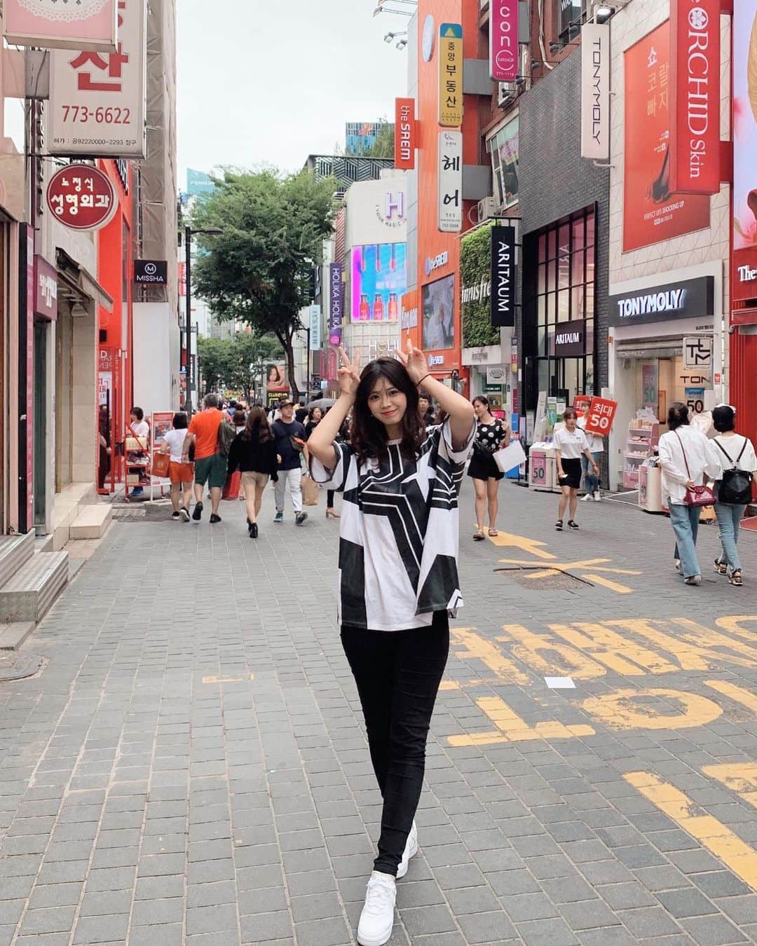 武井玲奈さんのインスタグラム写真 - (武井玲奈Instagram)「. . アニョハセヨ〜♡ 韓国にきています！！！ . 人生初海外、むふふ楽しい🥳💗 . . #Korea #韓国旅行 #韓国コーデ #彼女とデートなう #海外旅行編 #彼女と韓国なう #に使ってもいいよ #笑 #スニーカーコーデ #スニーカー女子 #ootd #code #Korea #myongdong #nike #韓国ファッション #黒スキニーコーデ #黒スキニー」7月13日 9時14分 - takeirena