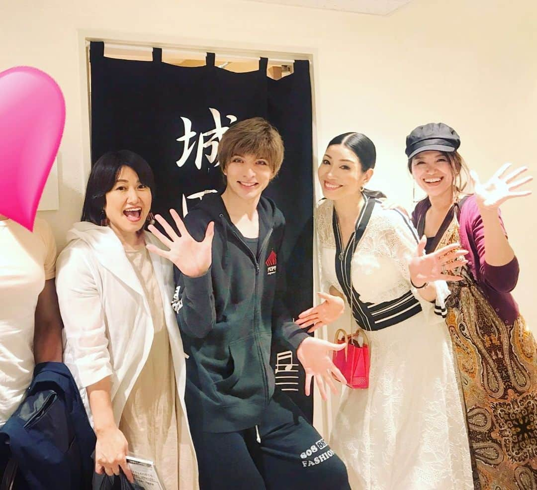 アンミカさんのインスタグラム写真 - (アンミカInstagram)「先日東京でも観た、城田優くん&クリスタル・ケイちゃん主演のミュージカル【PIPPIN】の大阪公演初日を妹、弟とスタイリストの友人ゆりちゃんと観劇！ 。 "好奇心"は"希望"と"期待"につながり、希望を持ち続けることは良いけれど、"期待"の方が大きくなりすぎると、それは次第に"我欲"を生み、"我欲"は"悪の声"に惑わされやすくなる... 。 命綱ナシの体当たりなサーカス🎪アクションや楽しげな世界の中の深いテーマ... 同じ舞台を2回見たことで、よりテーマを受け止め、自分の人生と照らし合わせ深く感じました。  観劇後は、中津にある創作串カツの【SOUI串風】へ🍽🍷観劇は、その後の語り合いがもまた楽しみ♫ 充実した一日でした☺️ 。 #クリスタルケイちゃんはアン家の4女❤️ #生活の基本にある日々の繰り返しの有難みと刺激や好奇心のバランスを考える。。 #純粋だけど夢への期待が大きすぎて小さな幸せが見えないピピンの役を美しい歌声と繊細な表情で演じ切っていた城田優くん #次のファントムも必ず観に行きます☺️🌈 #14年MCを務めるJCOMアンダンテでも先月ご紹介した串カツ屋へ❗️ #胸焼けしないよう間にさっぱりしたスープやカレーや野菜のジュレを使った創作串カツが来るから飽きずにずっと頂ける❤️ @crystalkayofficial @yu_shirota  @ahnrosa @yuriporc」7月13日 9時14分 - ahnmikaofficial