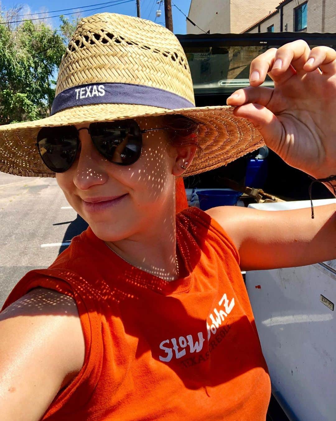 アグネス・ザワツキーのインスタグラム：「love the sun ☀️ and a good sun hat 🤠 #sodownforslowdownz」