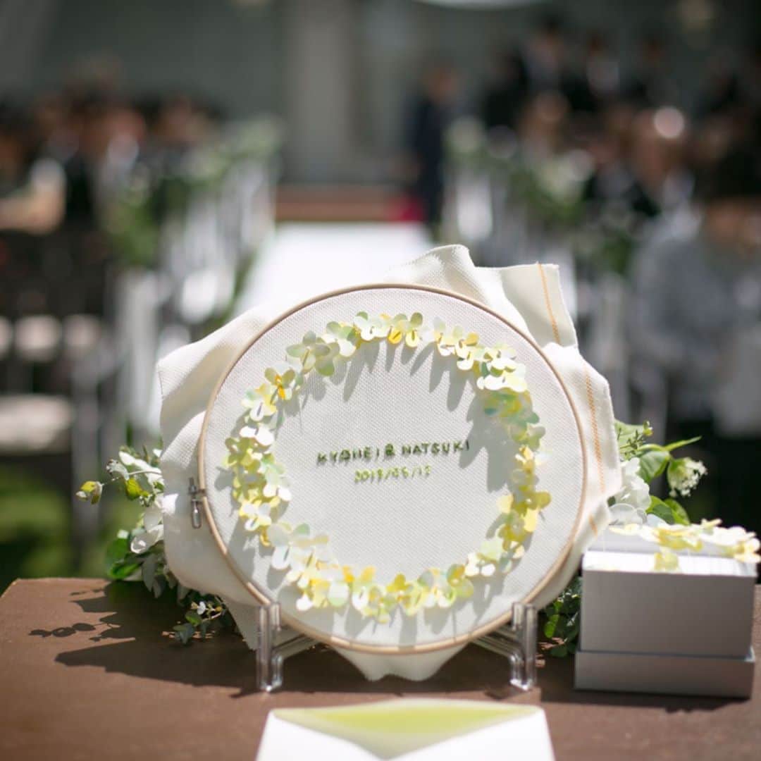 メゾン・ド・タカ芦屋さんのインスタグラム写真 - (メゾン・ド・タカ芦屋Instagram)「. 今はいろんな結婚証明書がありますが、 このようなデザインは初めて！ . このお花は紙でできていて 新婦様が絵を描かれたそうです♡！ 心踊るかわいいデザイン^^ . #結婚証明書#ウェディングリース」7月13日 9時23分 - maisondetaka_wedding