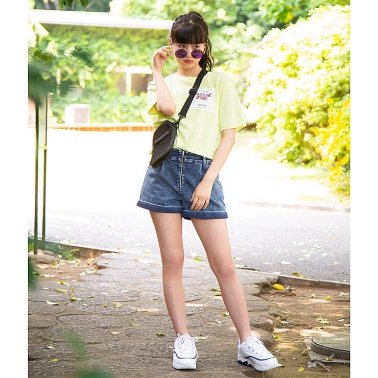 しまむらさんのインスタグラム写真 - (しまむらInstagram)「. ＼Popteen専属モデル「のあにゃん」のSummerStyle！／ . しまコレアプリを使えば、お取り寄せ注文できます🙌 . ストライプ柄のロングスカートはタウンユースにもリゾートにも〇 . 1枚目 ・ボックスロゴTシャツ　980円　品番：521-2294 ・ストライプ柄ロングスカート　1,500円　品番：522-0100 . 2枚目 ・開襟チェックシャツ　1,200円　品番：527-1682 ・ライン入りショートパンツ　1,500円　品番：525-1473 . 3枚目 ・ロゴパッチワークＴシャツ　980円　品番：521-5636 ・デニムショートパンツ　1,500円　品番：525-1455 . App Store、Google Playの各ストアで「しまコレ」を検索♪ . #しまむら #しまコレ #しまパト #プチプラ #トレンド #夏ファッション #fashion #お洒落さんと繋がりたい #Tシャツ #開襟 #ショートパンツ #リゾート #のあにゃん #鶴島乃愛」7月13日 9時25分 - grshimamura