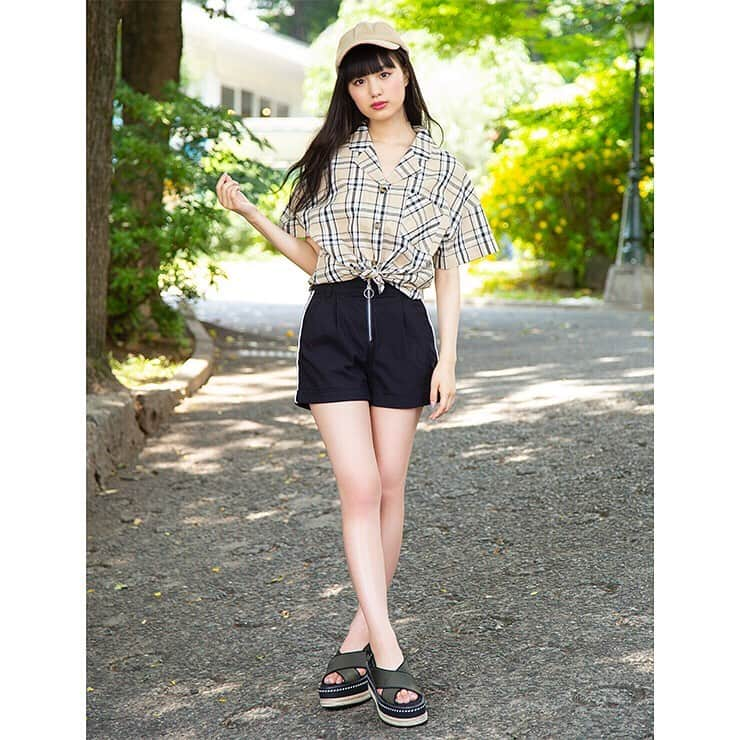 しまむらさんのインスタグラム写真 - (しまむらInstagram)「. ＼Popteen専属モデル「のあにゃん」のSummerStyle！／ . しまコレアプリを使えば、お取り寄せ注文できます🙌 . ストライプ柄のロングスカートはタウンユースにもリゾートにも〇 . 1枚目 ・ボックスロゴTシャツ　980円　品番：521-2294 ・ストライプ柄ロングスカート　1,500円　品番：522-0100 . 2枚目 ・開襟チェックシャツ　1,200円　品番：527-1682 ・ライン入りショートパンツ　1,500円　品番：525-1473 . 3枚目 ・ロゴパッチワークＴシャツ　980円　品番：521-5636 ・デニムショートパンツ　1,500円　品番：525-1455 . App Store、Google Playの各ストアで「しまコレ」を検索♪ . #しまむら #しまコレ #しまパト #プチプラ #トレンド #夏ファッション #fashion #お洒落さんと繋がりたい #Tシャツ #開襟 #ショートパンツ #リゾート #のあにゃん #鶴島乃愛」7月13日 9時25分 - grshimamura