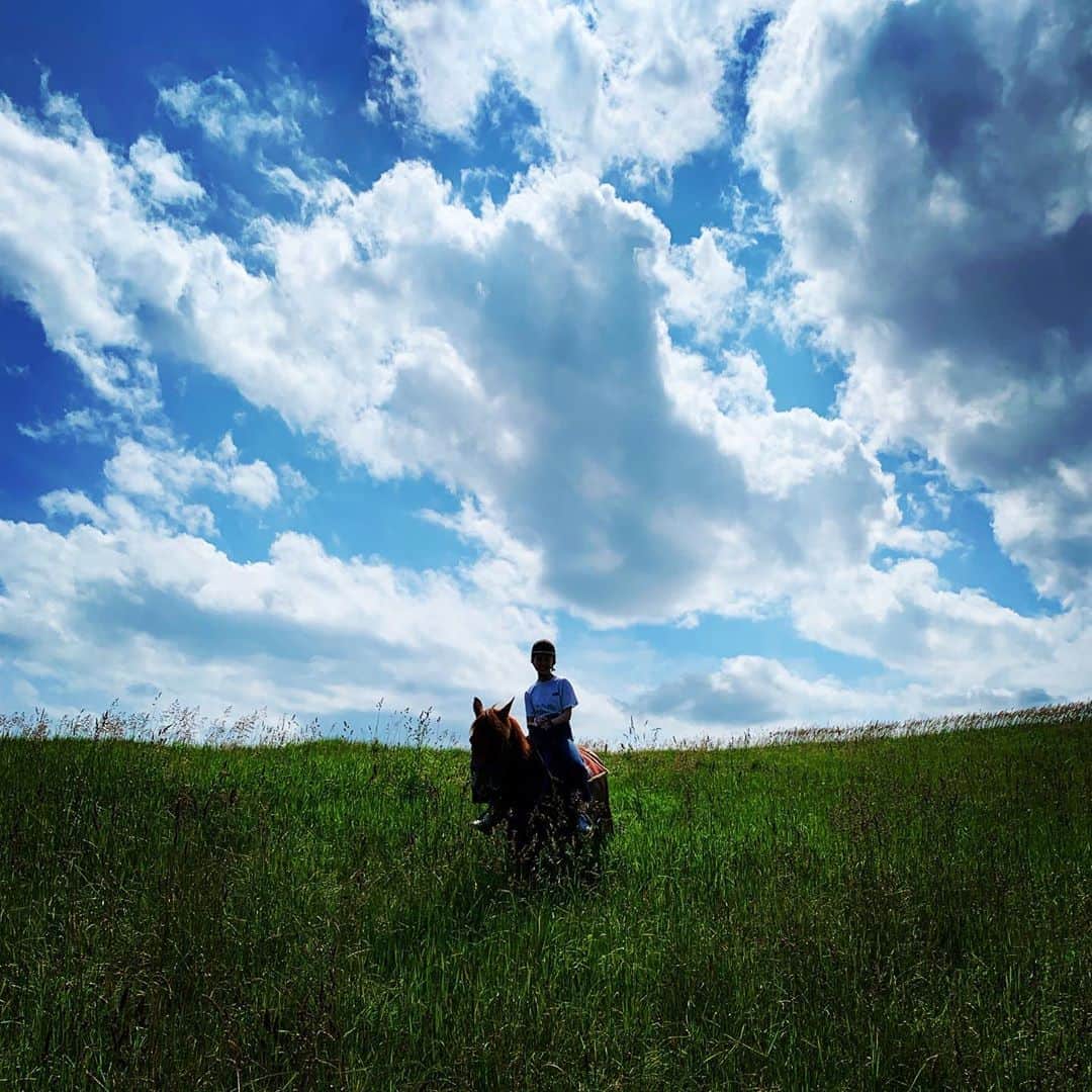 古谷有美さんのインスタグラム写真 - (古谷有美Instagram)「🧢 思い出すだけで元気になれる！ お馬さんが、空が、大地が、優しい。 北海道が大好きです。 ・ ・ #みなさん良い3連休を #パワーチャージ #hokkaido#horsebackriding」7月13日 9時28分 - yuumifuruya