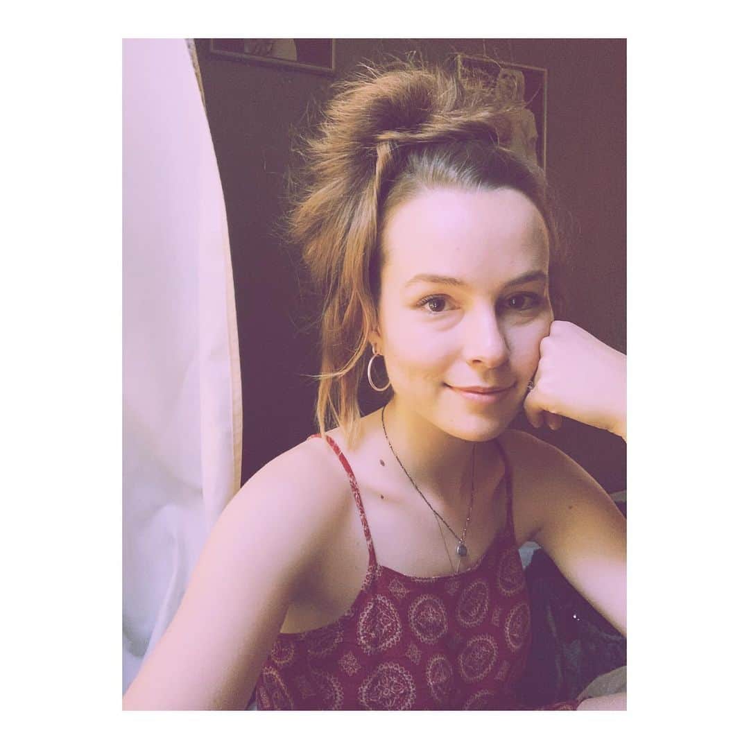 ブリジット・メンドラーのインスタグラム：「When it’s too hot to nap 😴 ☄️」