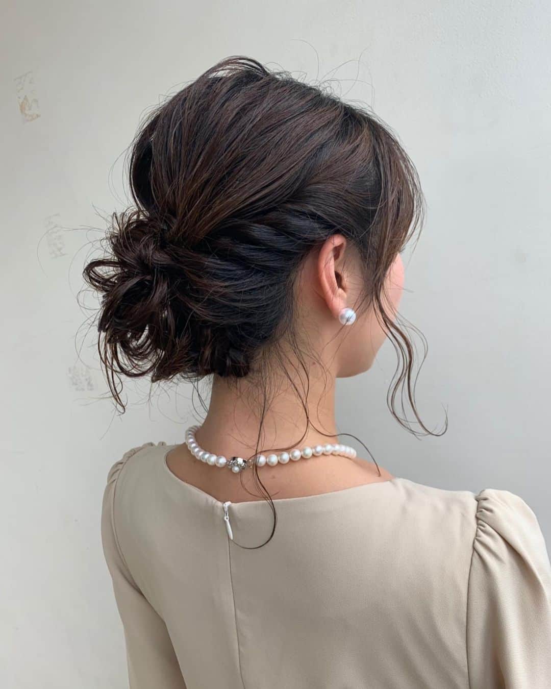 のインスタグラム：「幸せを分けてもらいに。。❤️💒👰 #結婚式コーデ  #結婚式ヘアアレンジ  #ヘアアレンジ #能見台CAPA #結婚式お呼ばれ」