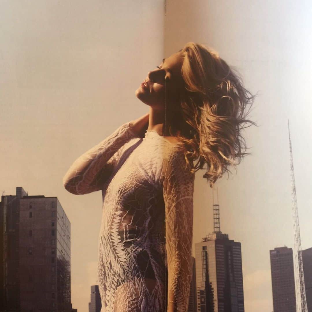 アシュリー・ハートのインスタグラム：「Trust in the unexpected 💫」
