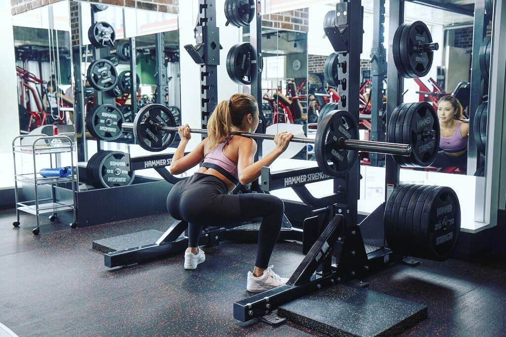 迫田里奈（りなぽよ）さんのインスタグラム写真 - (迫田里奈（りなぽよ）Instagram)「🤢踏ん張り時。👍🔥🍑🍑🍑 あと3週間⚡️⚡️⚡️ . 気合いと根性🖤 . . #ボディメイク#ジム#training #fitness  #ジム女子#肉体改造#フィットネス #トレーニング#パーソナルトレーナー #パーソナルトレー二ング #woman#筋トレ#筋トレ女子 #プロテイン#ジムウェア#スクワット #ヒップアップ#健康#フィットネス#減量」7月13日 9時42分 - rinapoyo.1129