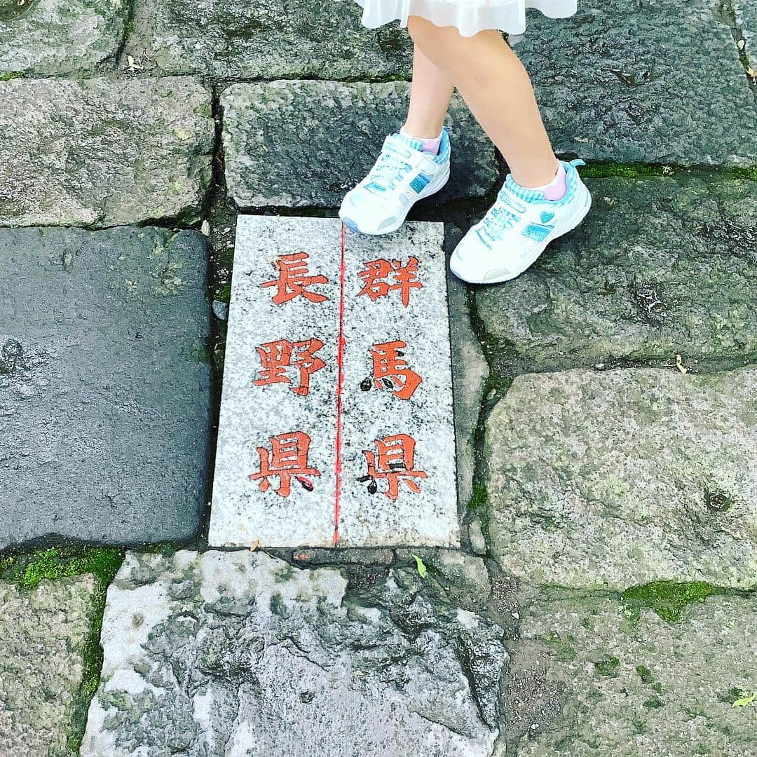 桑原麻美さんのインスタグラム写真 - (桑原麻美Instagram)「【ハートが見えますか？】 軽井沢のパワースポット 熊野皇大神社。  長野県と群馬県の境にあり、 神社名2つ、お賽銭箱2つ、 社務所も2つ、御朱印も別、 というユニークな神社。  長女が群馬県側、 私が長野県側を行きました。  長野県側にあるこの木が パワースポット！  幹の中にハート型の穴が 見えますか？ ・・・・・・・・ アナウンサーが教える 声と話し方のメルマガ  ご登録はプロフィール欄から♡ @asami_kuwabara  #アナウンサー#フリーアナウンサー#司会者#話し方講師#話し方レッスン#プレゼンテーション講師#スピーチ講師#マナー講師#コミュニケーション講師」7月13日 9時44分 - asami_kuwabara