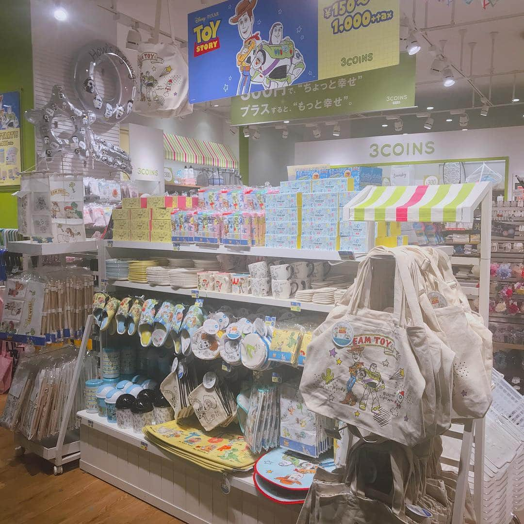 3COINSさんのインスタグラム写真 - (3COINSInstagram)「💫『TOY STORY』3COINS限定アイテム本日発売！🌟﻿ ﻿ ﻿ 『TOY STORY』アイテムが本日発売スタート！﻿ 3COINSだけの描き下ろしイラストのアイテムが全71アイテム♪﻿ ﻿ ぜひGETしてくださいね！﻿ ﻿ 全国の3COINSおよび3COINS+plus、3COINS OOOPS!、3COINS station、colleにて本日より発売です！﻿ ﻿ ※ASOKO+3COINSイクスピアリ舞浜店では販売いたしません。﻿ ご了承くださいませ。﻿ ﻿ ﻿ #トイストーリー #ディズニー #ピクサー #disney #pixar﻿ #ポーチ #お皿 #マグカップ #キッチン雑貨 #収納﻿ #バスグッズ #ランドリーネット #ステーショナリー #ふせん #付箋 #ノート﻿ #プチプラ」7月13日 9時50分 - 3coins_official