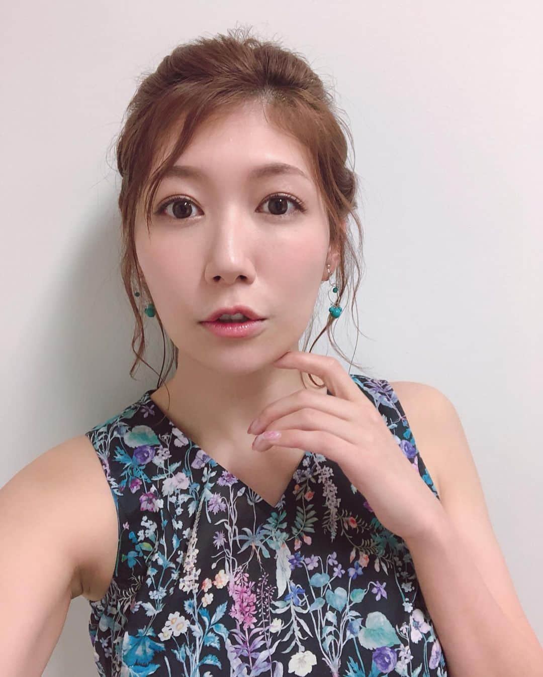 穂川果音さんのインスタグラム写真 - (穂川果音Instagram)「今日のヘアスタイルは、編みおろしスタイル♪  #アベプラ #abematv  #weather #weatherforecast #気象予報士 #穂川果音 #instastyle #instahair  #ヘアアレンジ #巻き髪 #hair #hairstyle #hairarrange #ほかのん #hairstyles #イヤリング #hairstyling #おしゃれ #編みおろし #summer #まとめ髪 #夏コーデ #編み込みアレンジ」7月13日 9時52分 - hokawakanonn